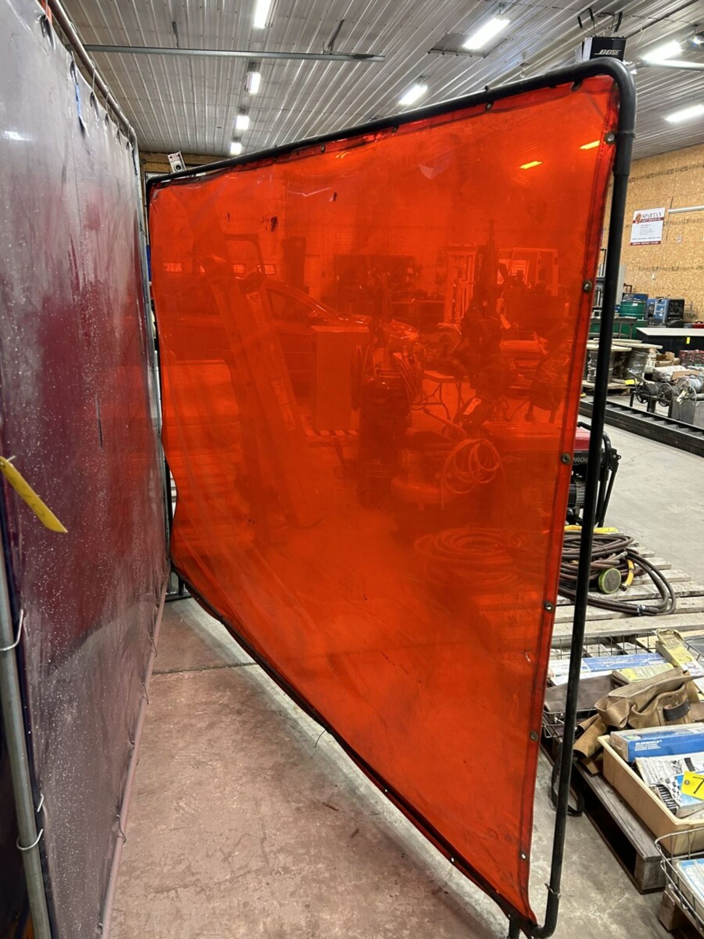 2 - WELDING SCREENS 8X82T & 8X76T (MISSING LEG) - Image 2 of 4