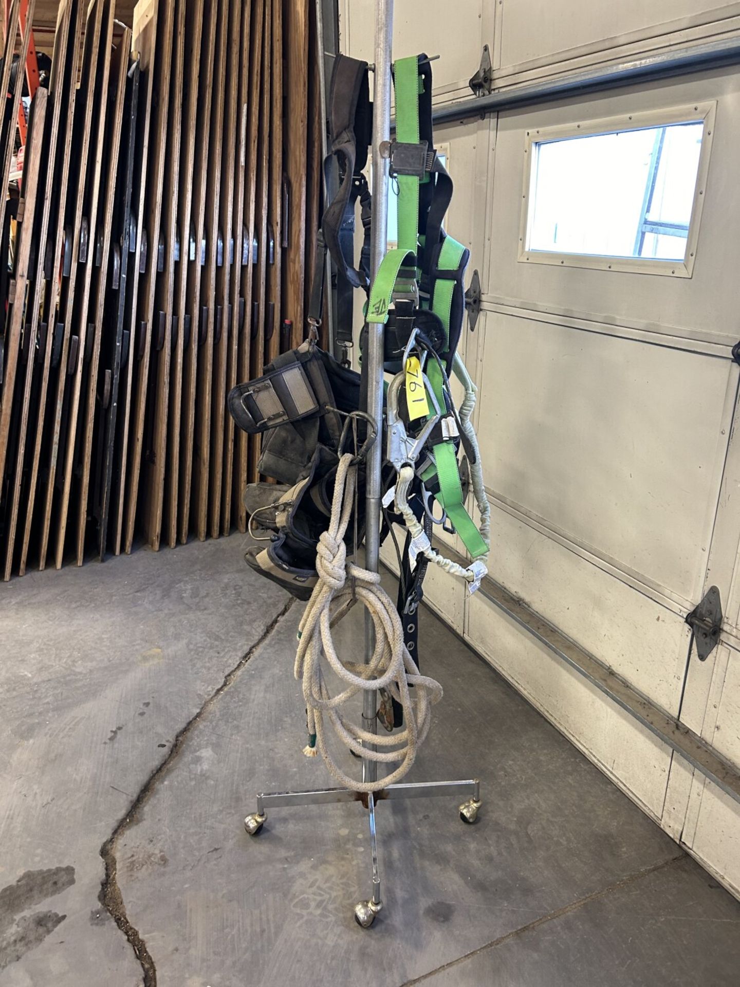 METAL ROLLING STAND C/W SAFETY HARNESS, LARGE TOOL BELT & TIE BACK ROPE - Image 2 of 3