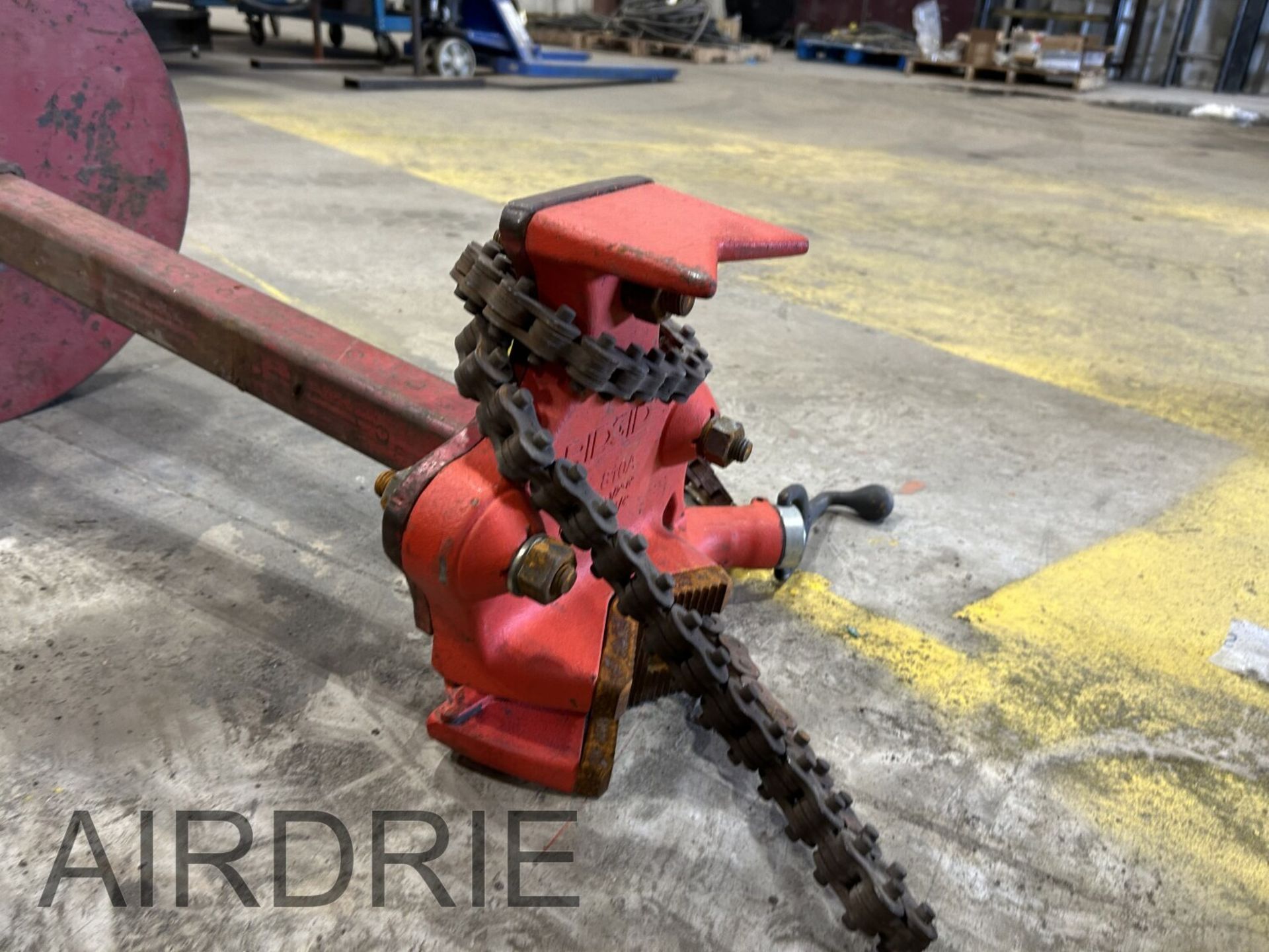 *OFFSITE* RIDGID 810A PIPE VISE ON BALLASTED STAND - Image 4 of 5