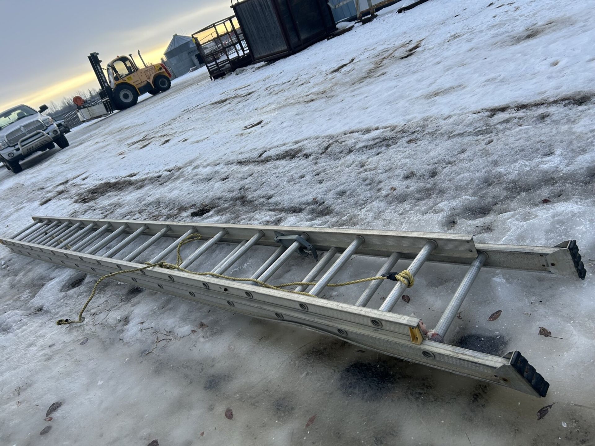 32FT ALUMINUM EXTENSION LADDER - Image 2 of 3