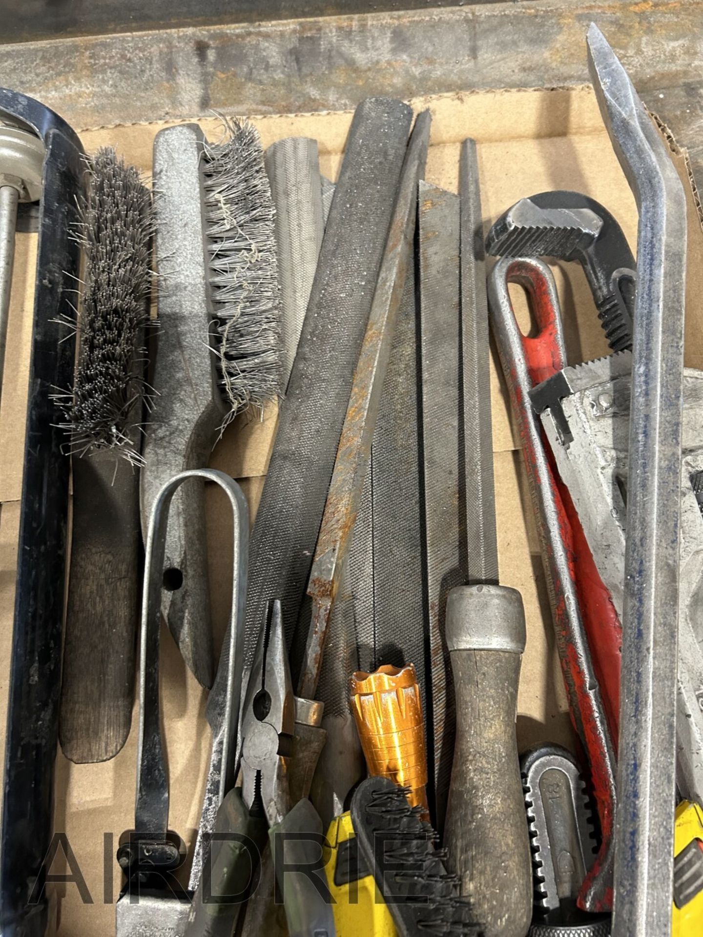 *OFFSITE* L/O ASSORTED HAND TOOLS, ALUMINUM 18" PIPE WRENCH, STEEL 18" PIPE WRENCH, PRY-BAR, ETC. - Image 2 of 3