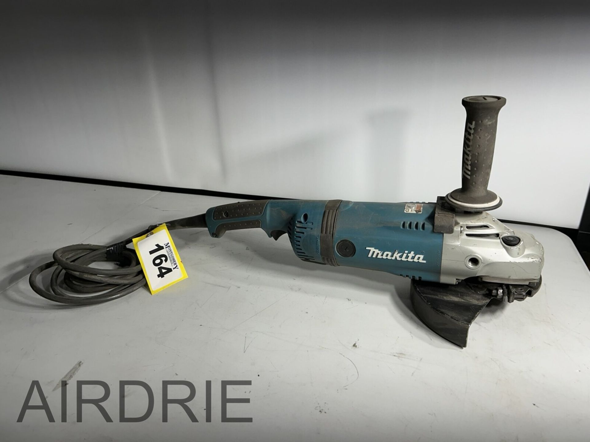 *OFFSITE* MAKITA ELEC. 9" ANGLE GRINDER - Image 2 of 4