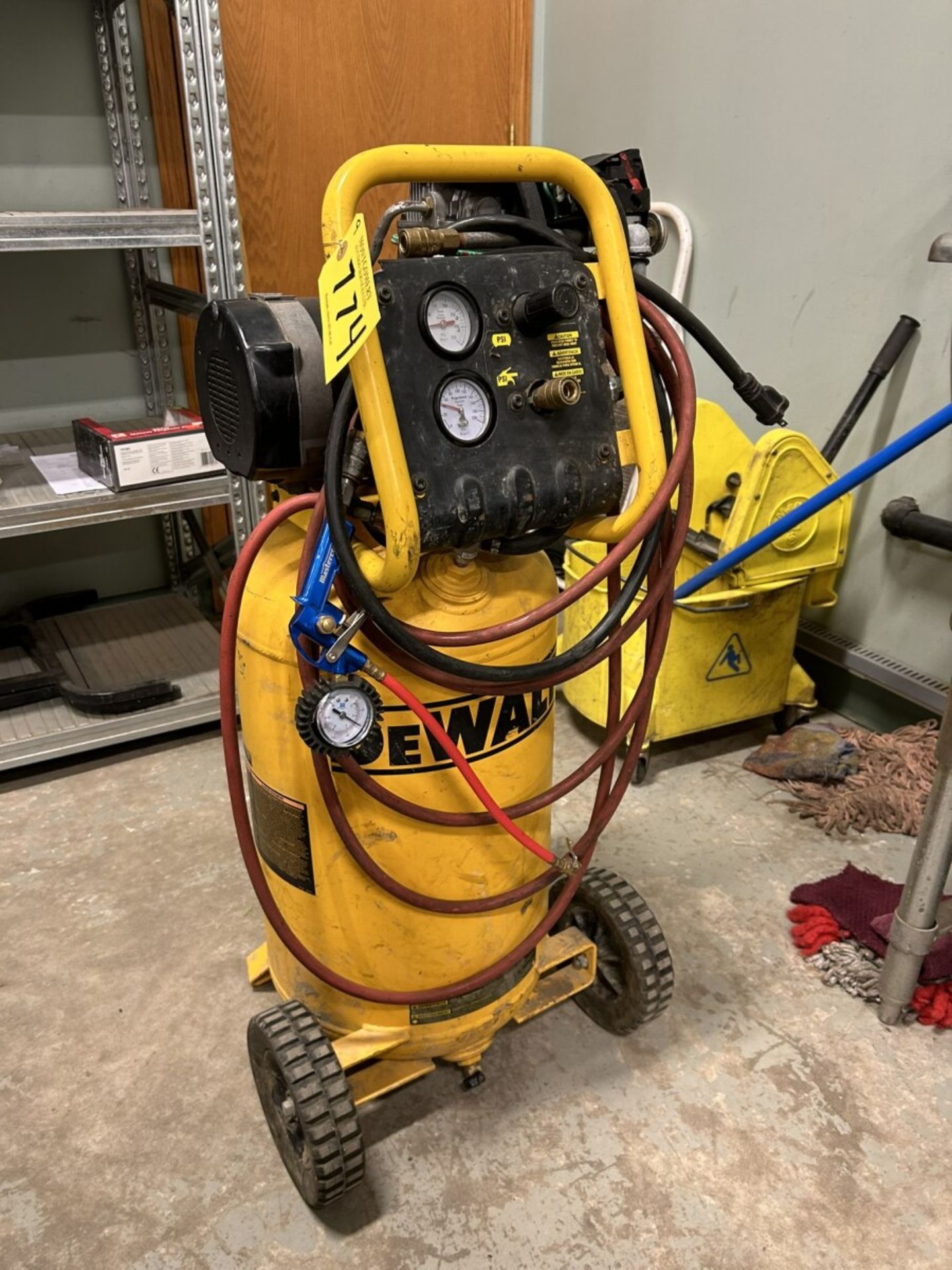 DEWALT 15 GALLON W/ UPRIGHT AIR COMPRESSOR