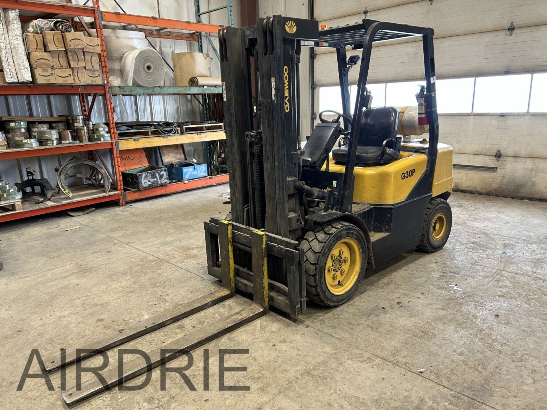 *OFFSITE* DAEWOO G30P 6,000 LB LPG FORKLIFT TRUCK, HYD. SIDE SHIFT, PNEUMATIC TIRES, 54"X5" FORKS,