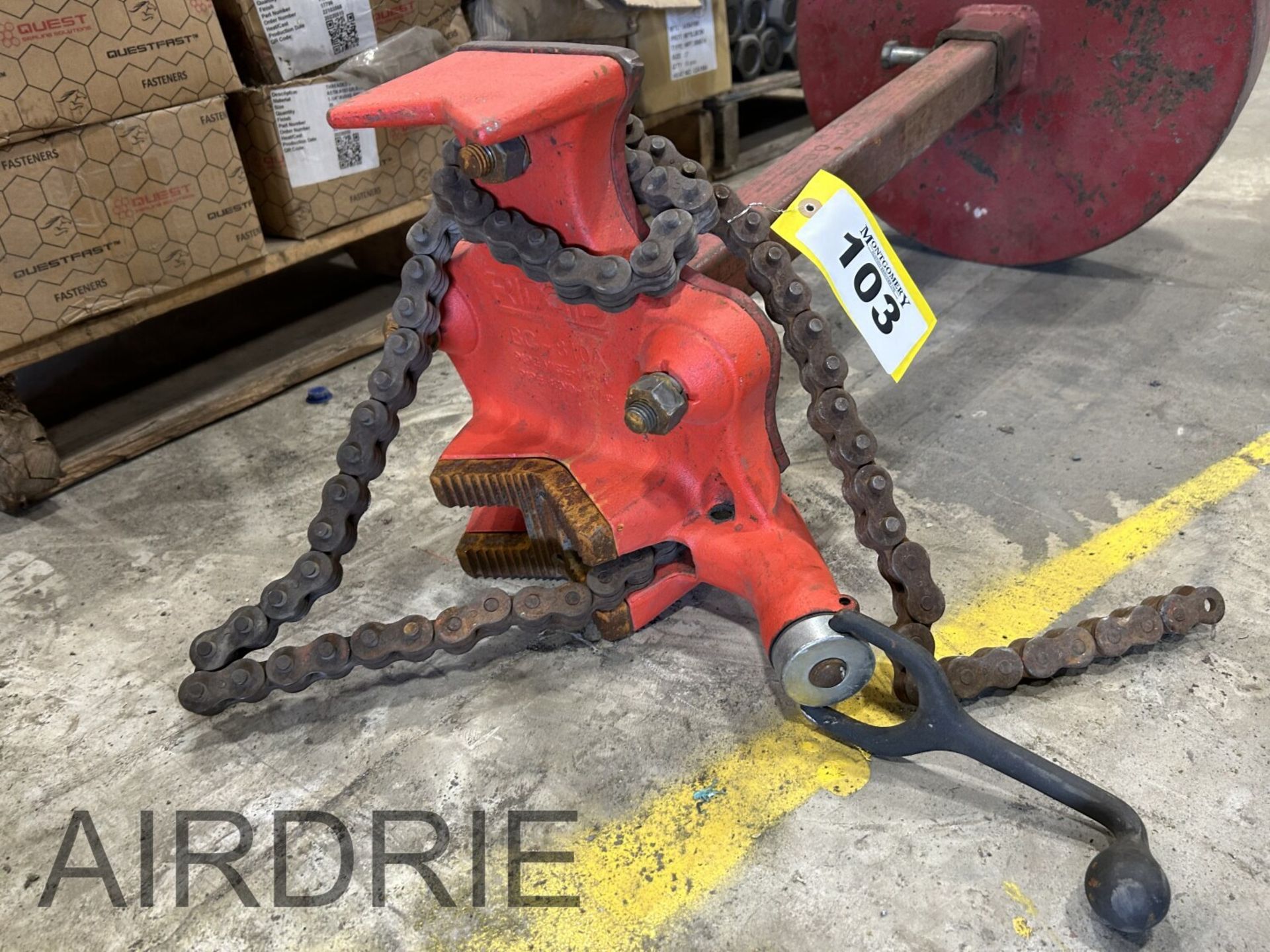 *OFFSITE* RIDGID 810A PIPE VISE ON BALLASTED STAND - Image 3 of 5