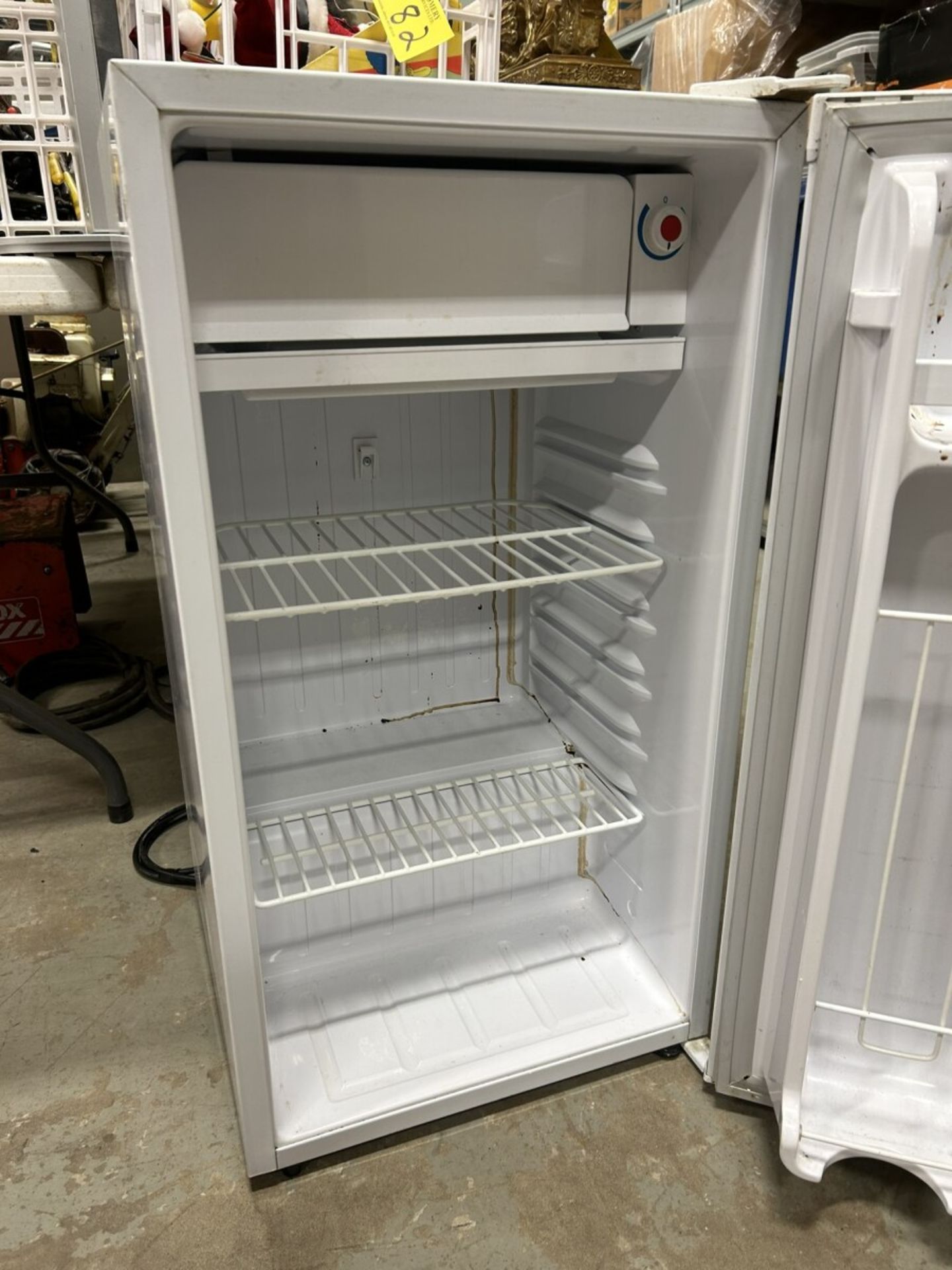 DANBY DIPLOMAT FRIDGE 17.5"X32.5"H - Image 6 of 8