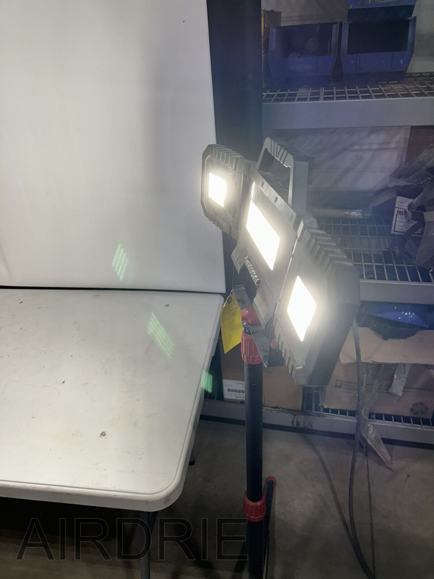 *OFFSITE* HUSKY LED WORK LIGHT ON TRIPOD - Image 3 of 4