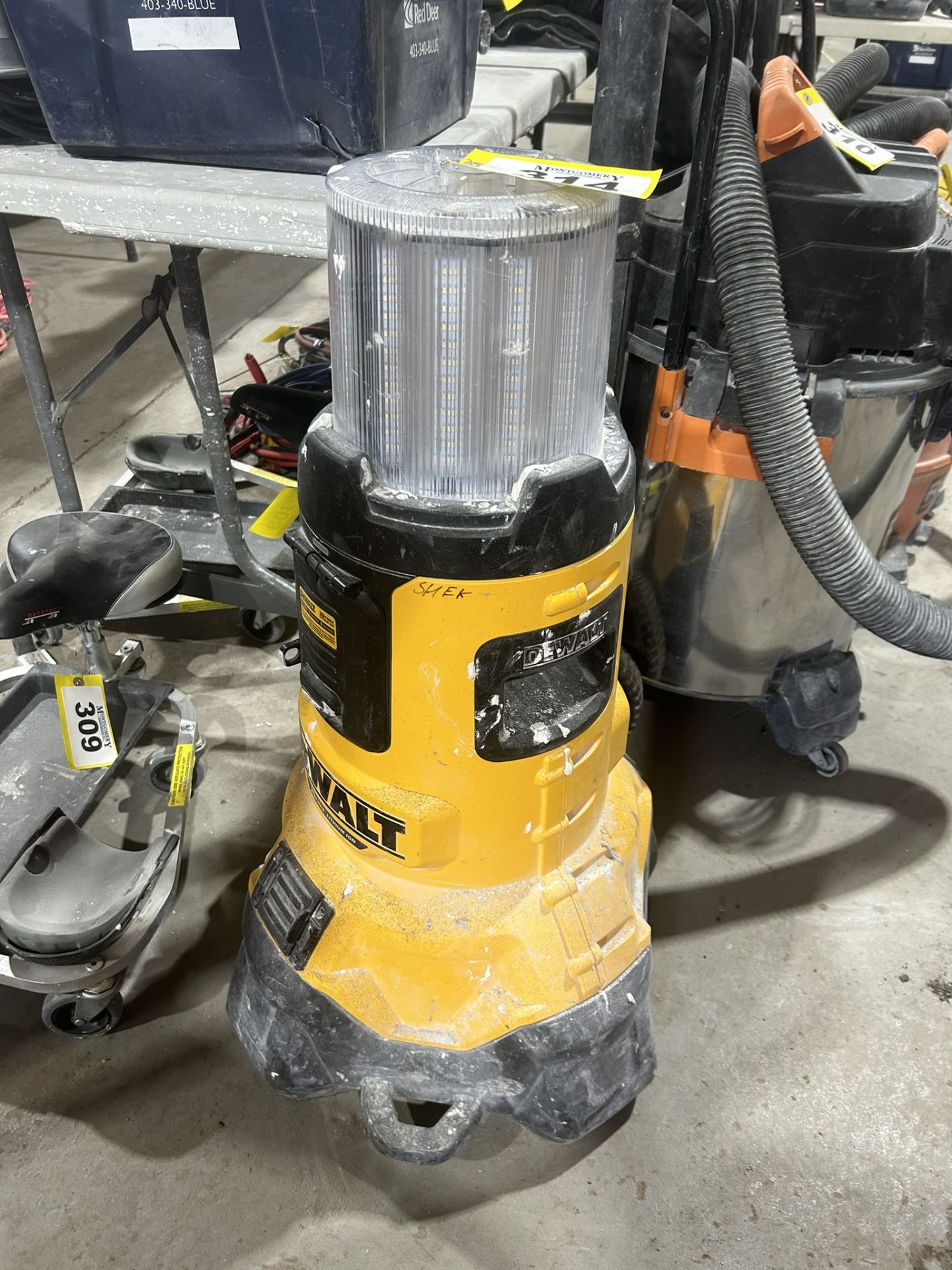 DEWALT DCL070 ELEC./CORDLESS BLUETOOTH LARGE AREA LED LIGHT W/ BUILT IN BATTERY CHARGER - Image 4 of 8