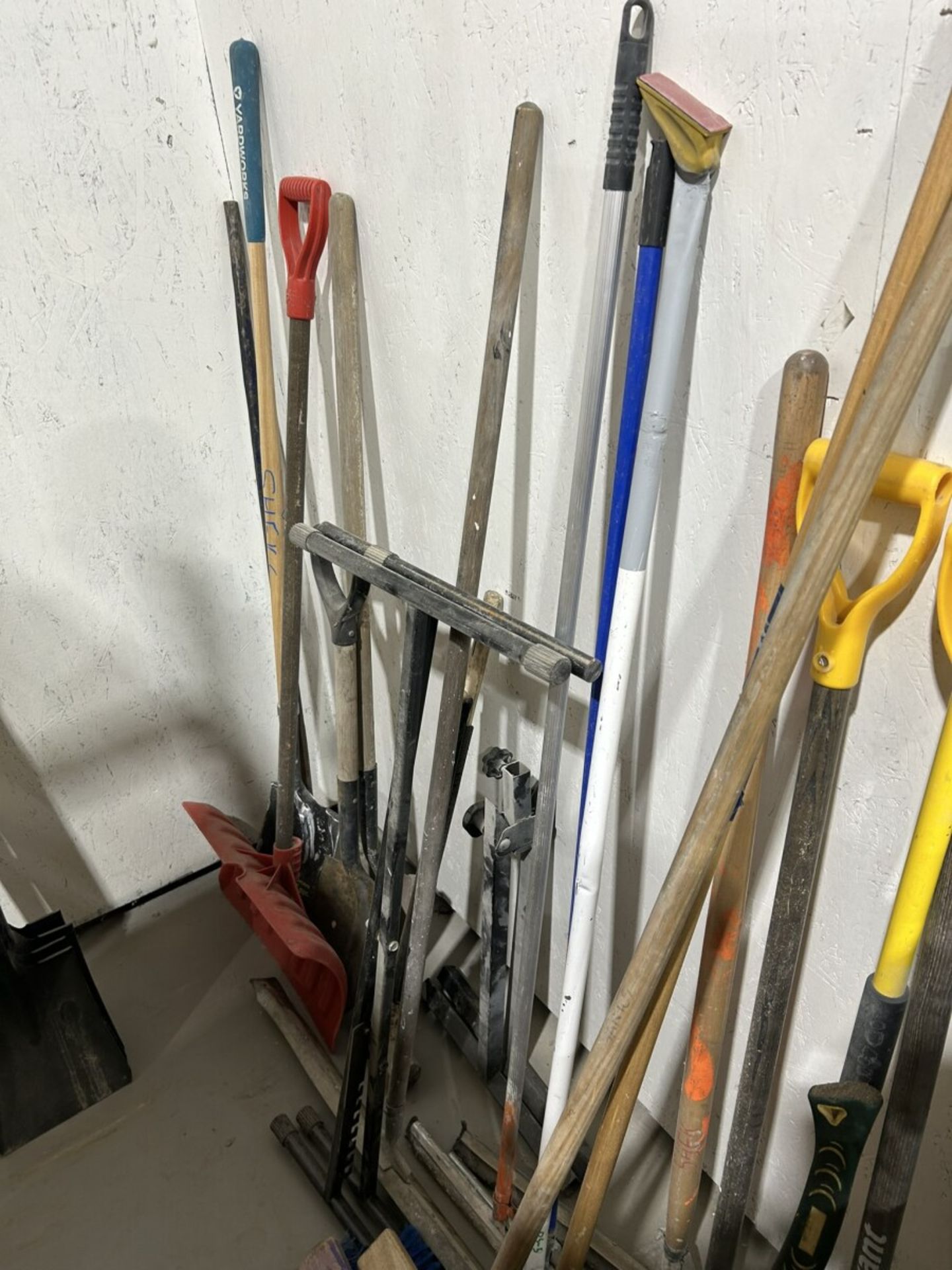 L/O ASSORTED SQUEEGEES, SLEDGE HAMMERS, SHOVELS, SNOW SHOVELS, AXE, ETC. - Image 4 of 4