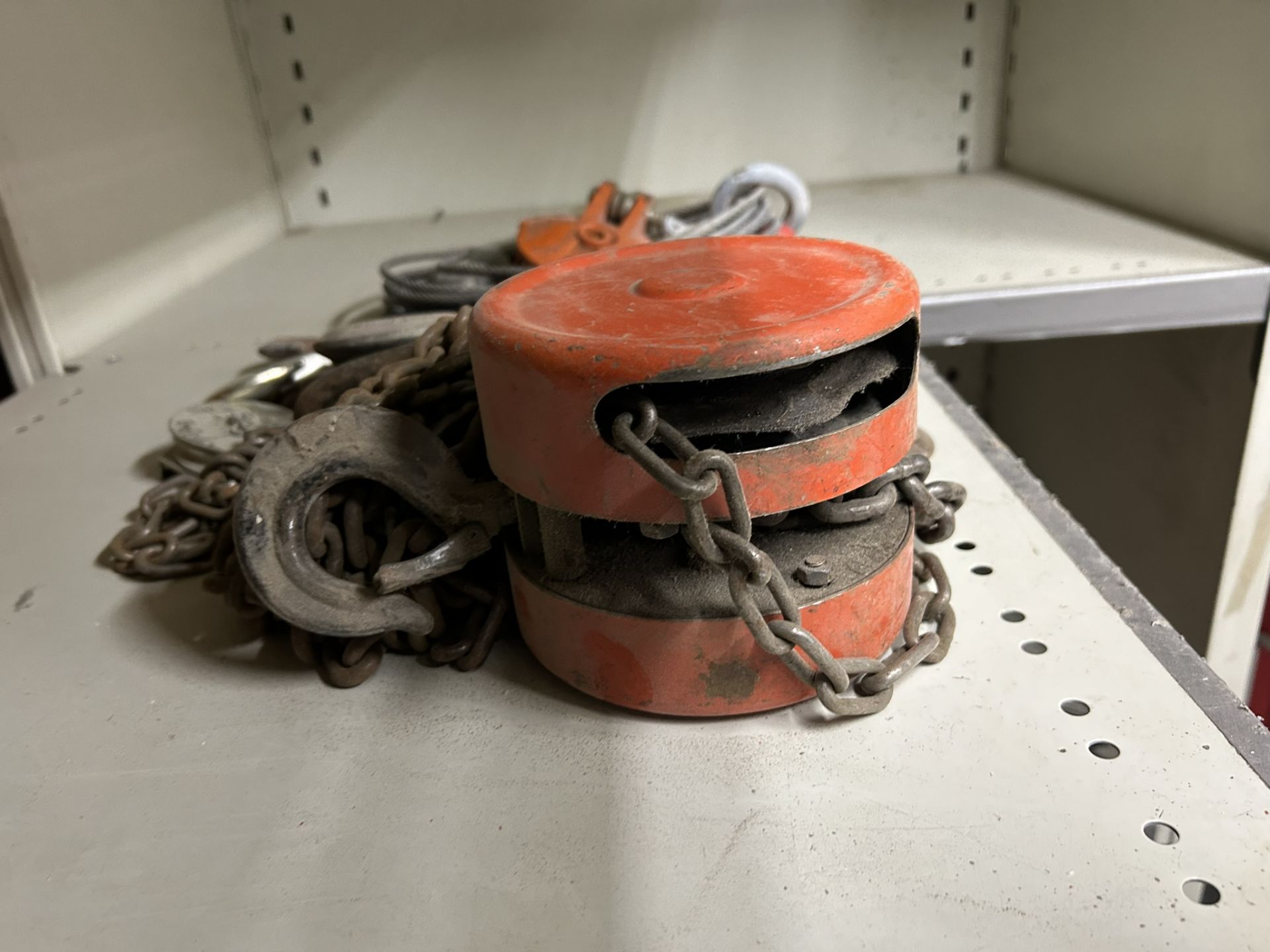 1-TON CHAIN HOIST, 1.5-TON LIFTING BLOCK, SHACKLES, CHAIN, CABLE, ETC. - Image 3 of 5