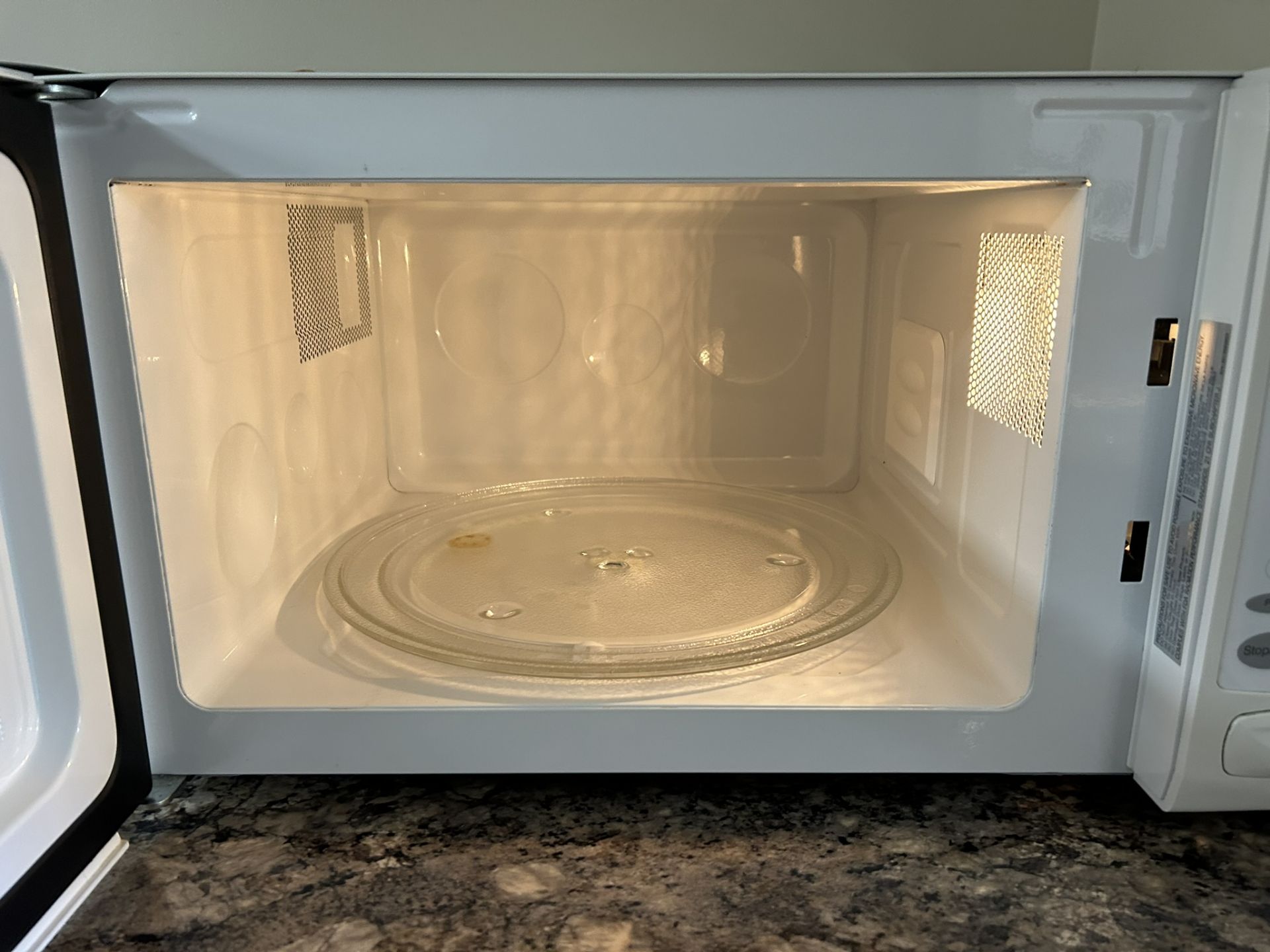 EMERSON MICROWAVE OVEN - Image 3 of 3