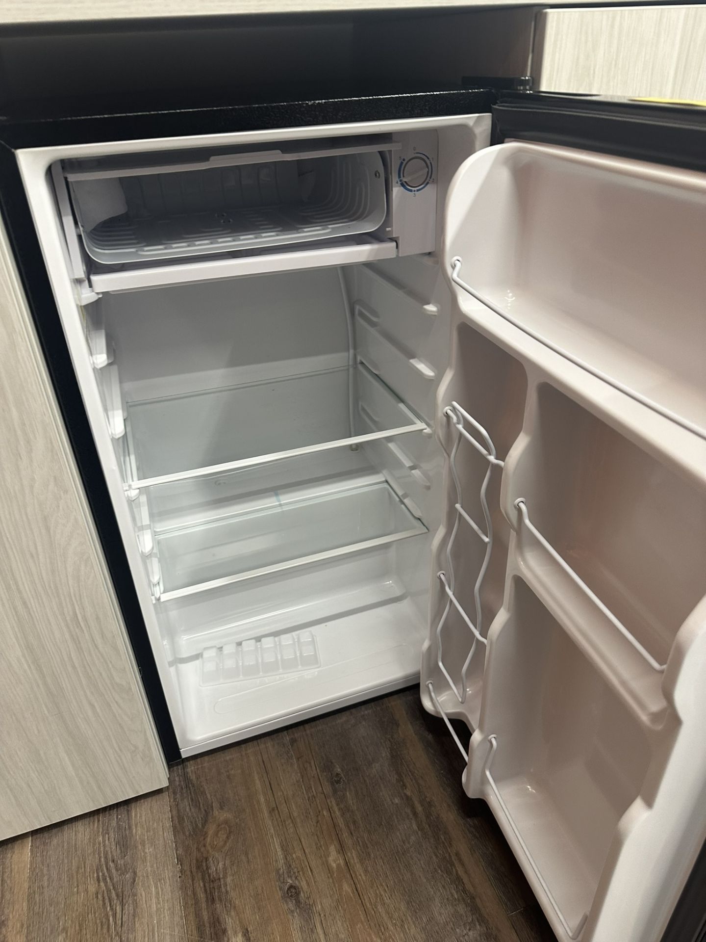 FRIDGIDAIRE U/C REFRIGERATOR 18.5"X32" - Image 3 of 3