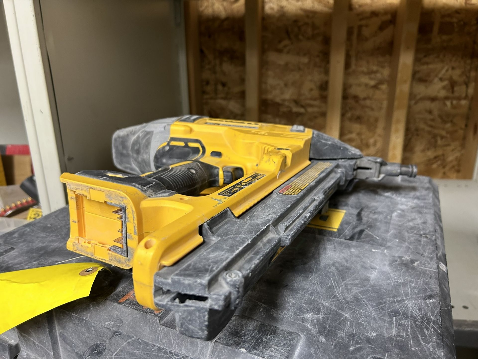 DEWALT DCN891 CORDLESS CONCRETE NAILER - Image 7 of 8