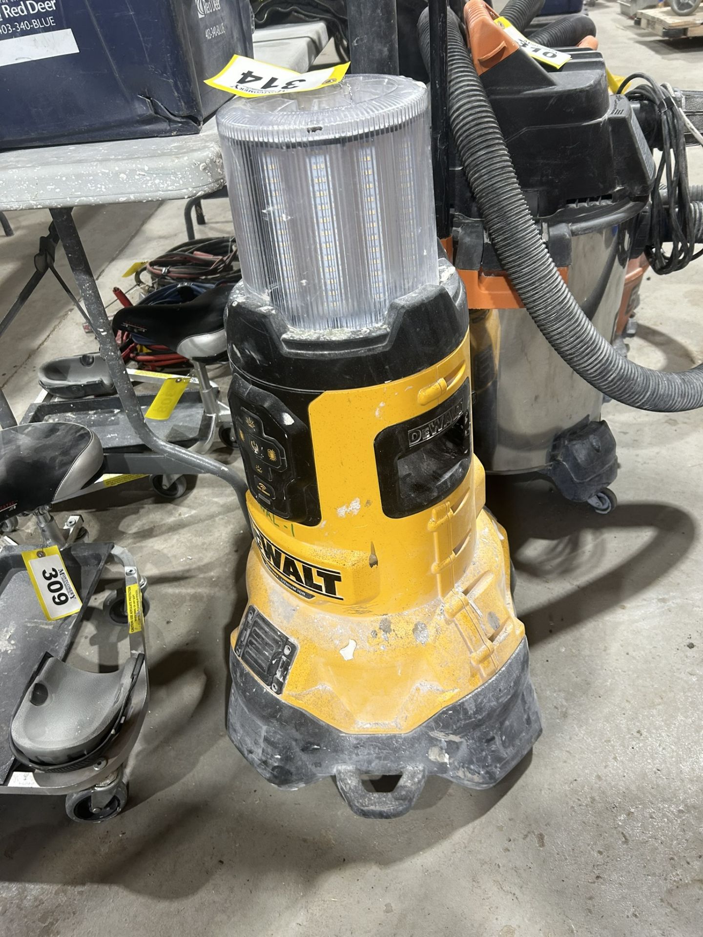 DEWALT DCL070 ELEC./CORDLESS BLUETOOTH LARGE AREA LED LIGHT W/ BUILT IN BATTERY CHARGER - Image 2 of 8