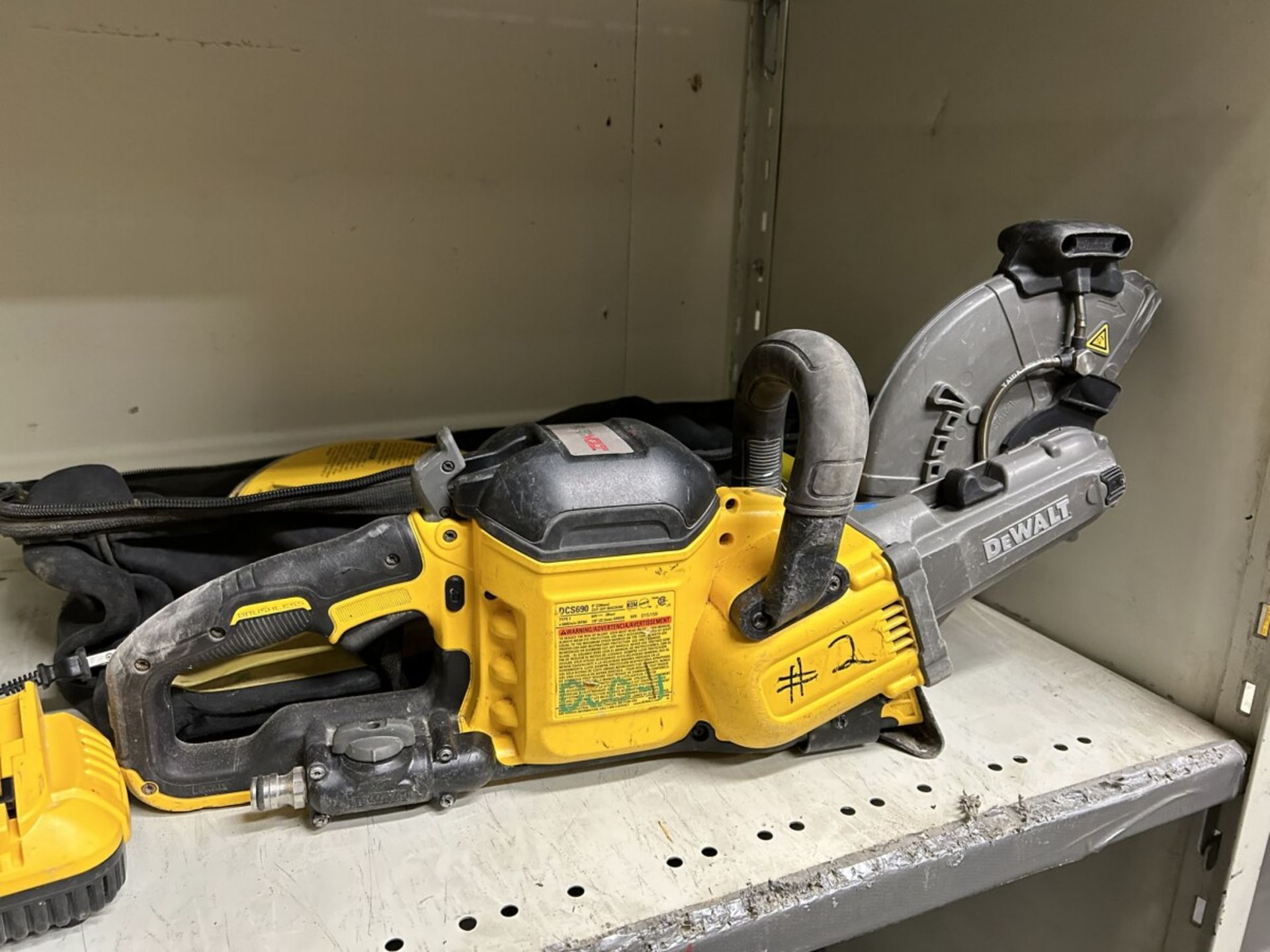 DEWALT CORDLESS 9" DEMOLITION SAW W/ 9.0AH BATTERY, CHARGER AND ASSORTED CUT OFF DISCS - Image 4 of 8