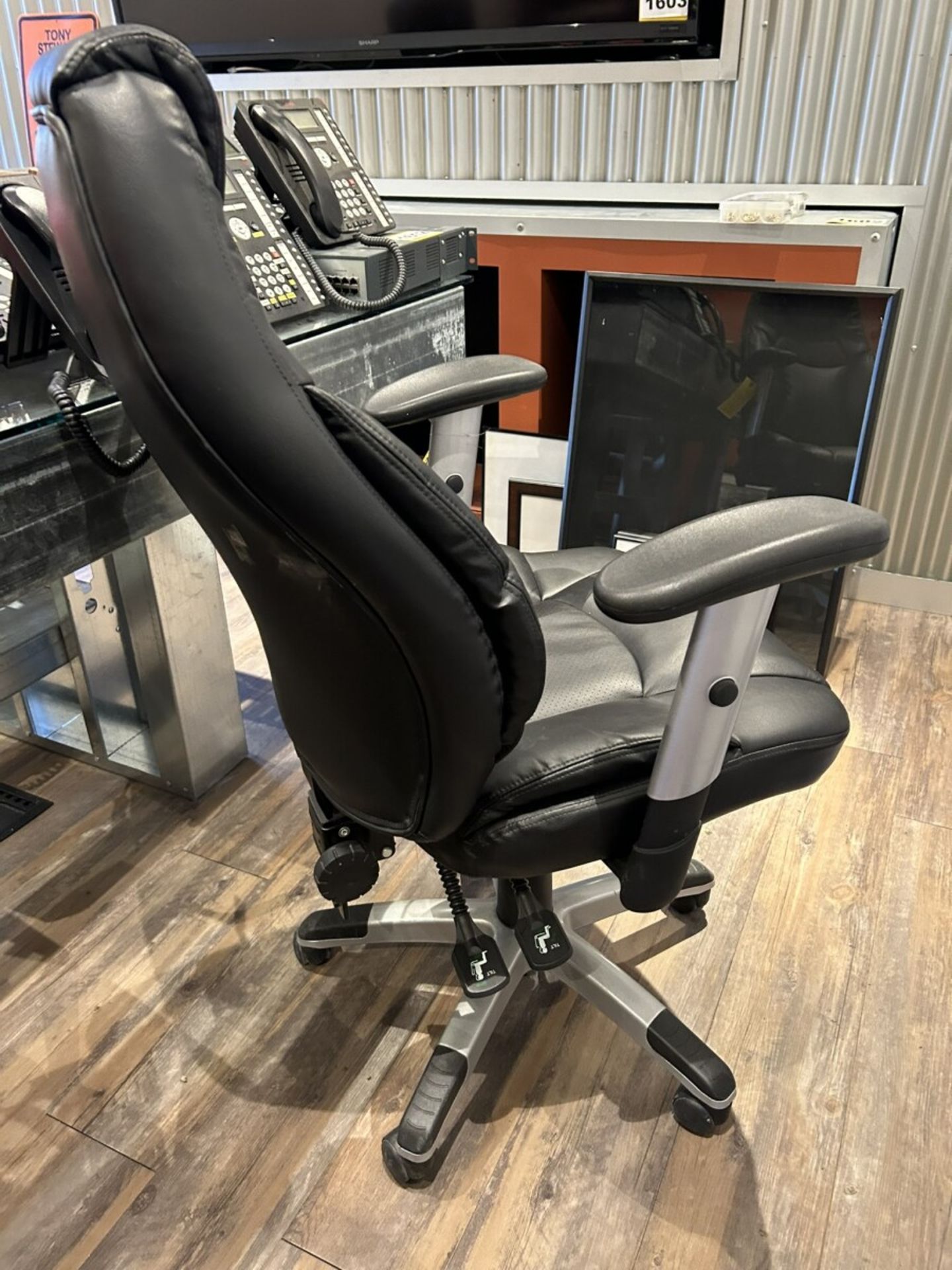 ADJUSTABLE ROLLING OFFICE CHAIR - Image 3 of 4
