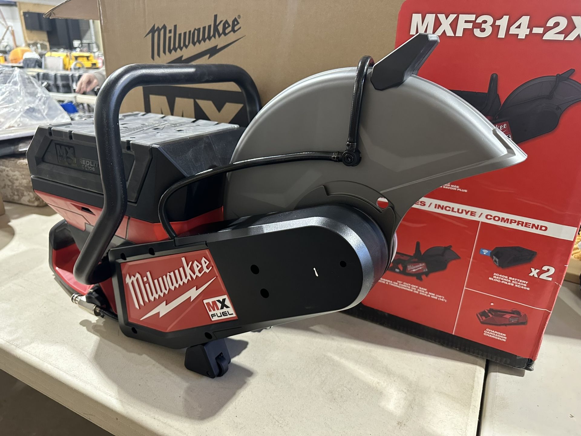 MILWAUKEE MXF314-2XC CORDLESS 14" DEMOLITION SAW W/ 2 XC406 BATTERIES AND CHARGER (NEW IN BOX) - Image 6 of 8