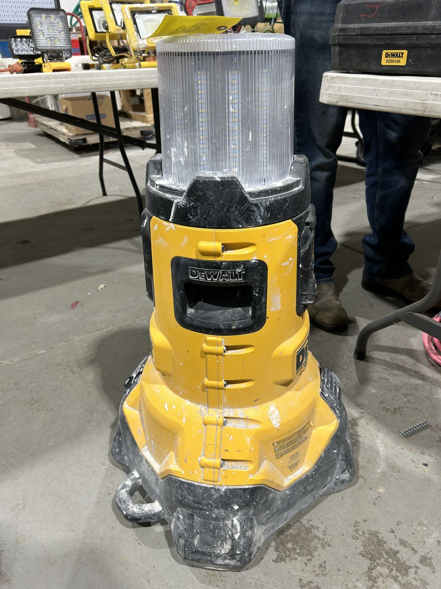 DEWALT DCL070 ELEC./CORDLESS BLUETOOTH LARGE AREA LED LIGHT W/ BUILT IN BATTERY CHARGER - Image 3 of 4