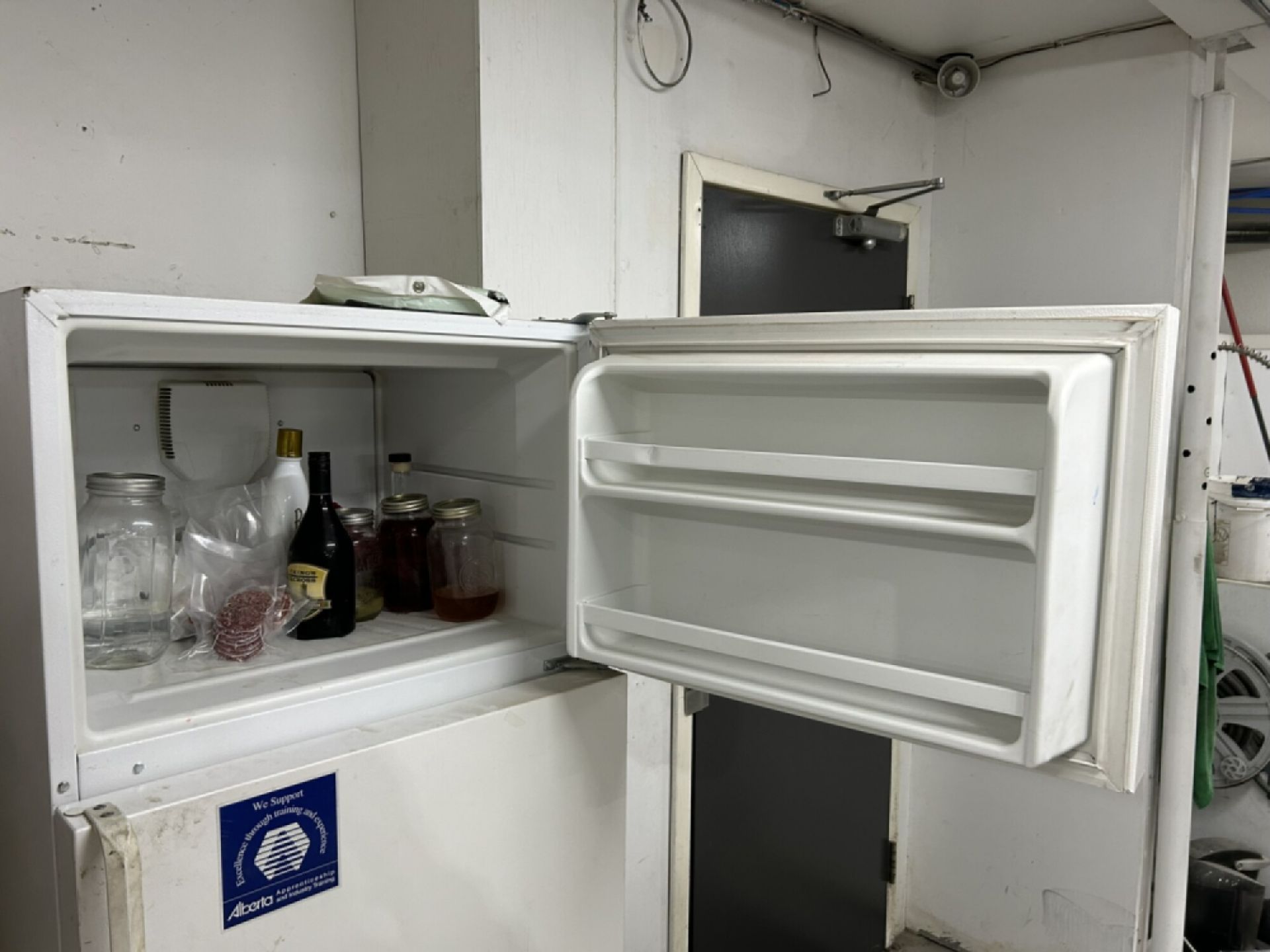 WHIRLPOOL REFRIGERATOR 28"X29"X67" (CONTENTS NOT INCLUDED) - Image 3 of 7