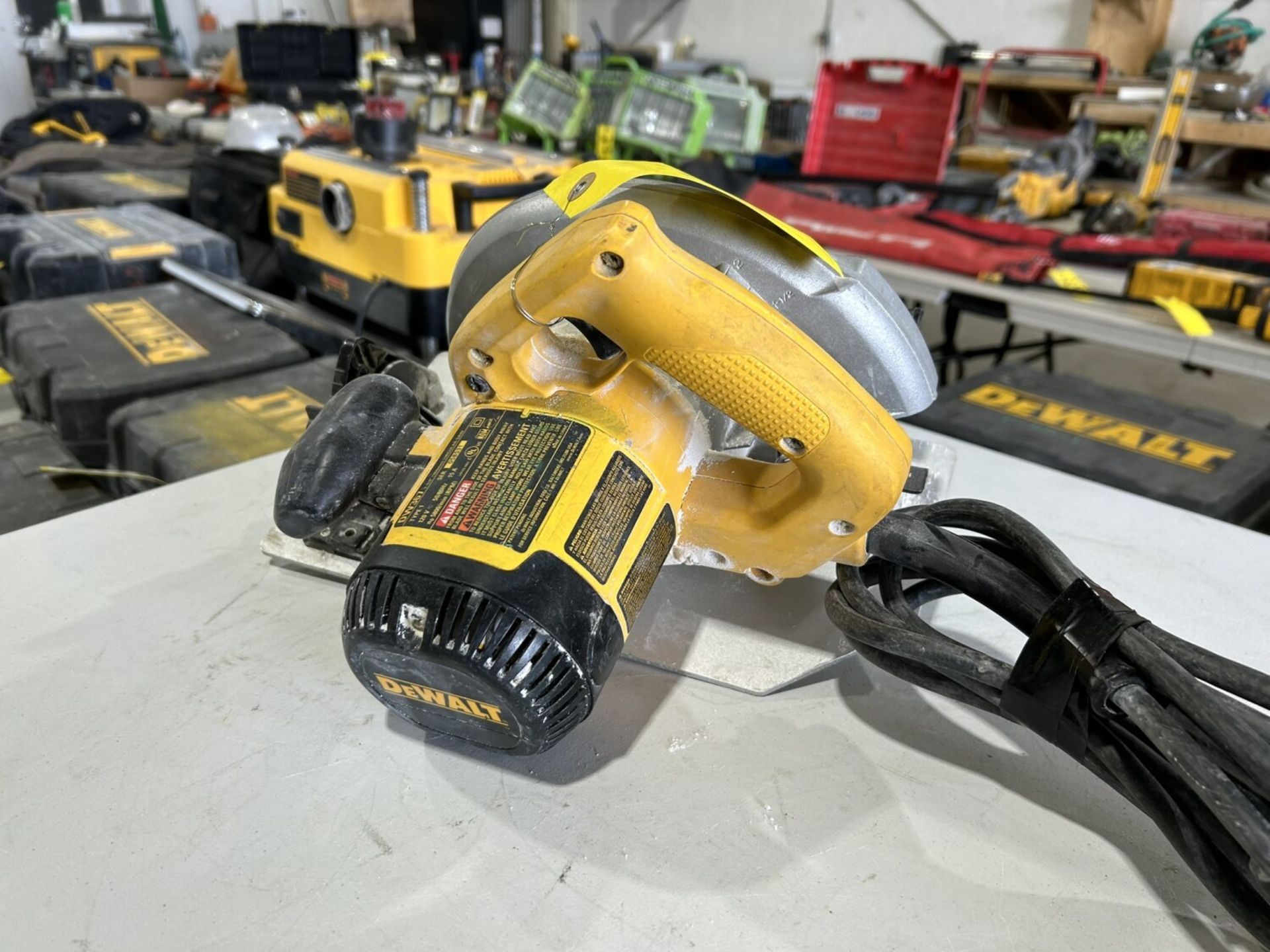 DEWALT ELEC. 7.25" CIRCULAR SAW AND ORBITAL SANDER - Image 4 of 7