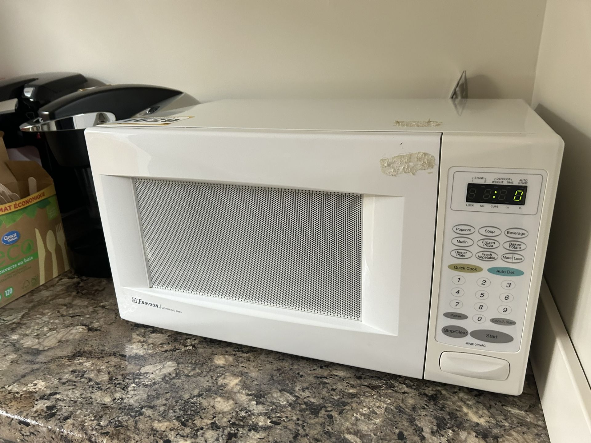 EMERSON MICROWAVE OVEN - Image 2 of 3