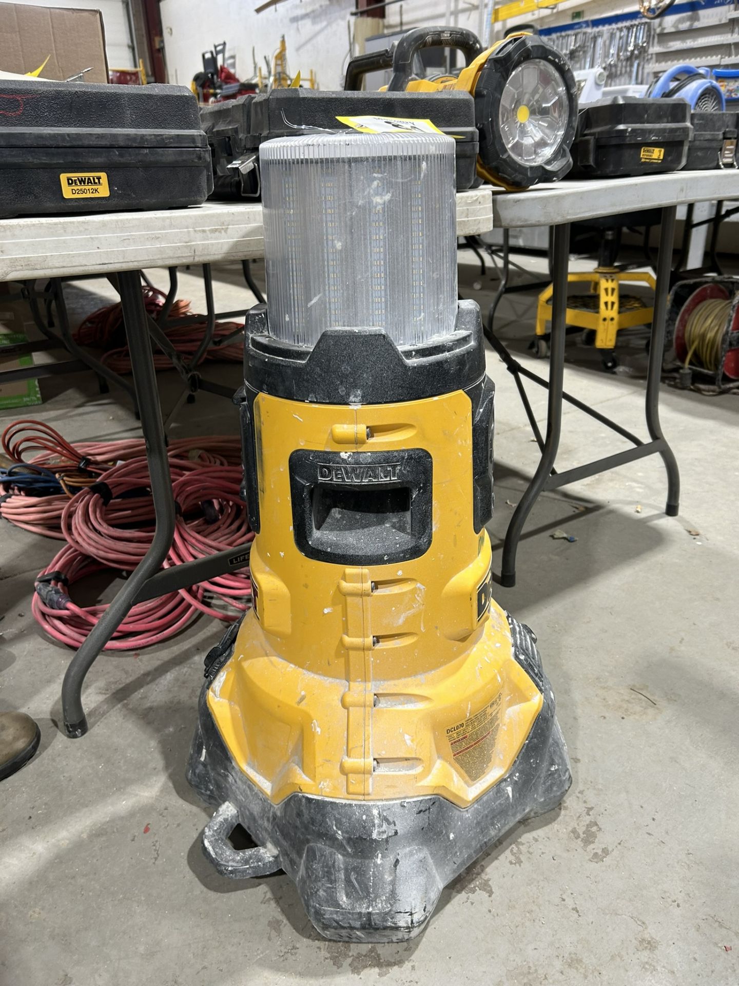DEWALT DCL070 ELEC./CORDLESS BLUETOOTH LARGE AREA LED LIGHT W/ BUILT IN BATTERY CHARGER - Image 2 of 4
