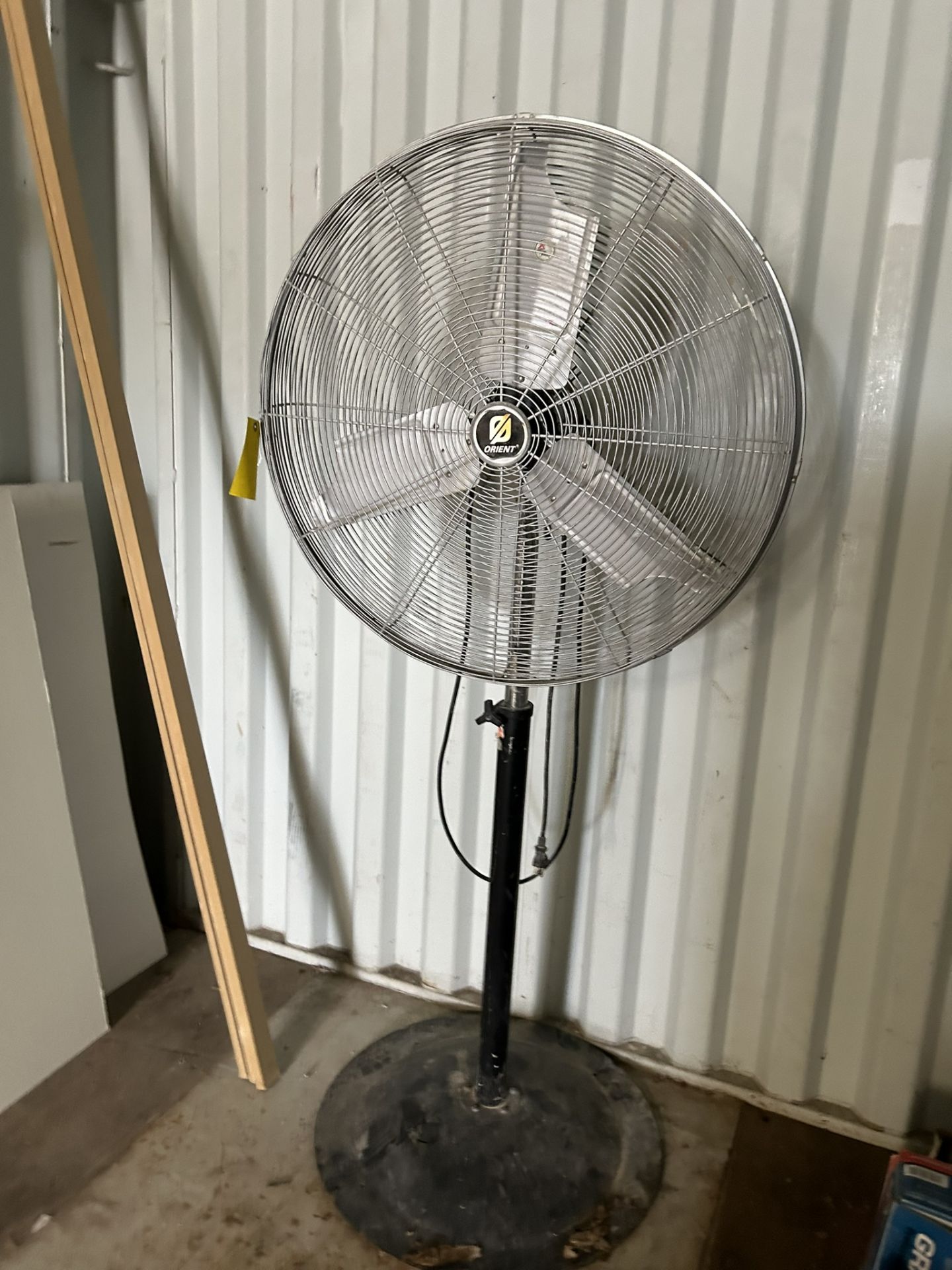 24" PEDESTAL AIR MOVING FAN - Image 2 of 3