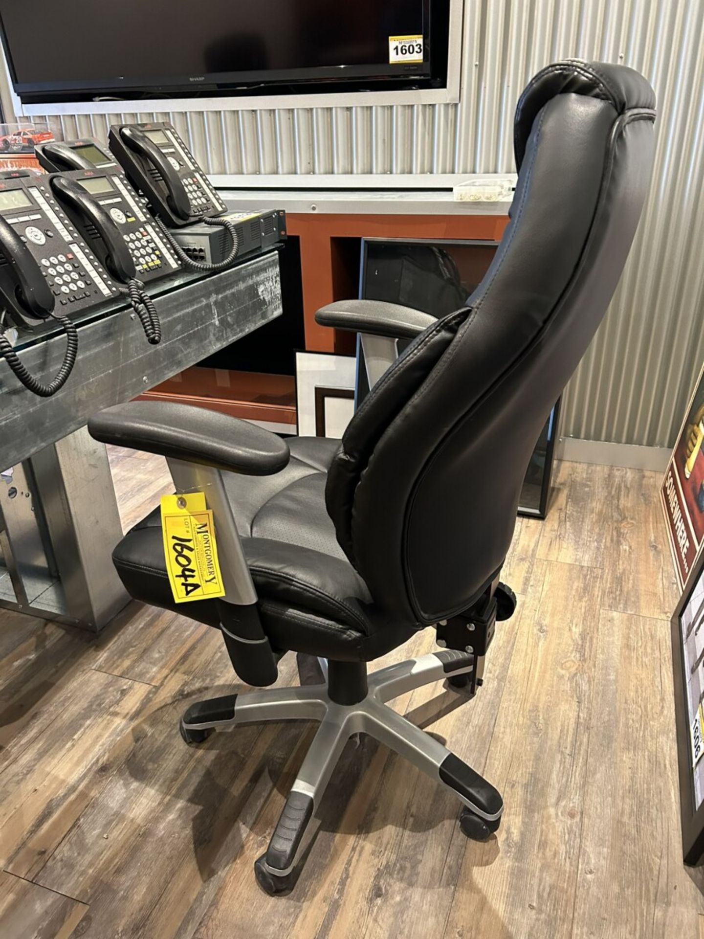 ADJUSTABLE ROLLING OFFICE CHAIR - Image 2 of 4