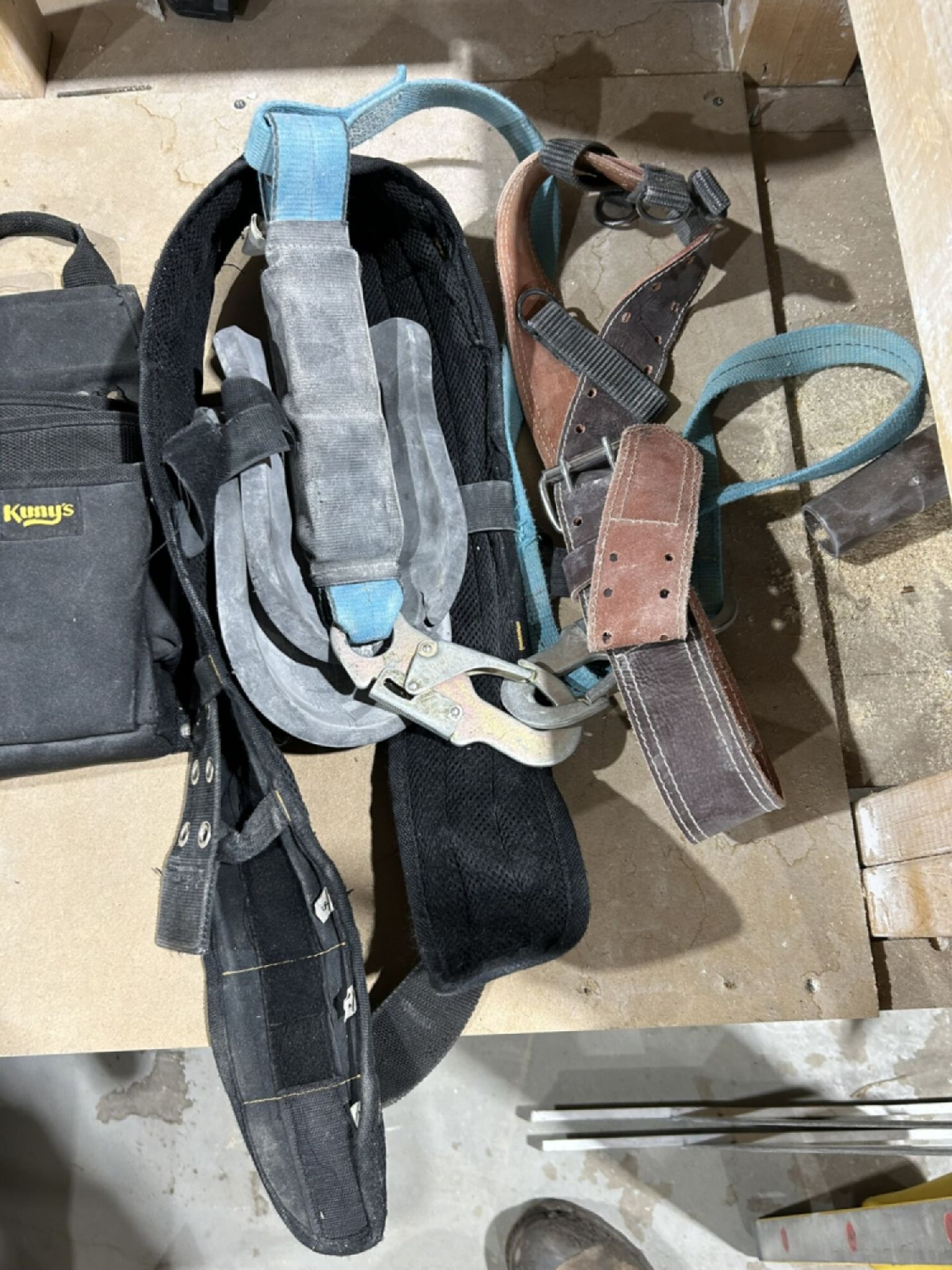 FALL RESTRAINT HARNESS AND LANYARD, TOOL BELT, KNEE PADS, ETC. - Image 4 of 6