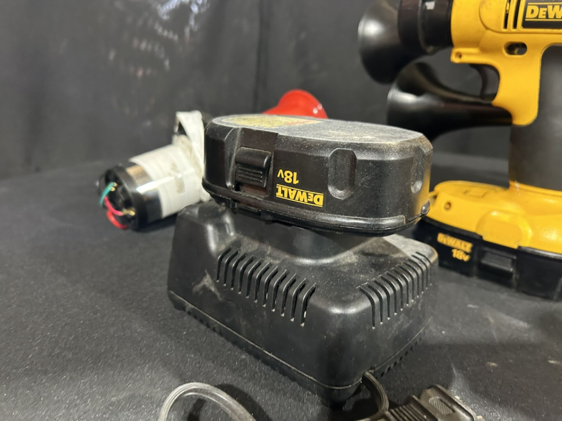 CUSTOM DEWALT CORDLESS AIR HORN W/ BATTERIES AND CHARGER - Image 4 of 4