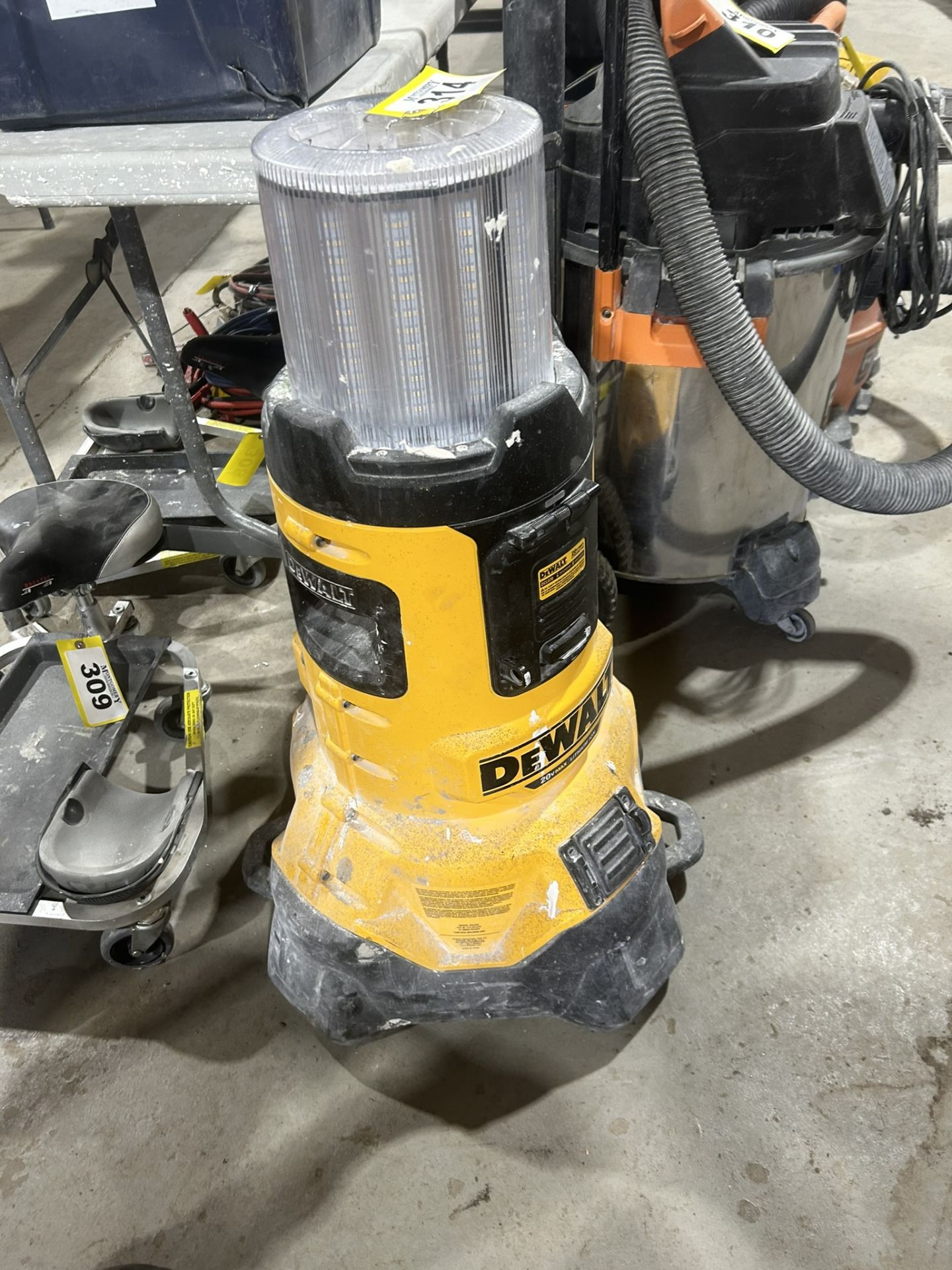 DEWALT DCL070 ELEC./CORDLESS BLUETOOTH LARGE AREA LED LIGHT W/ BUILT IN BATTERY CHARGER - Image 3 of 8