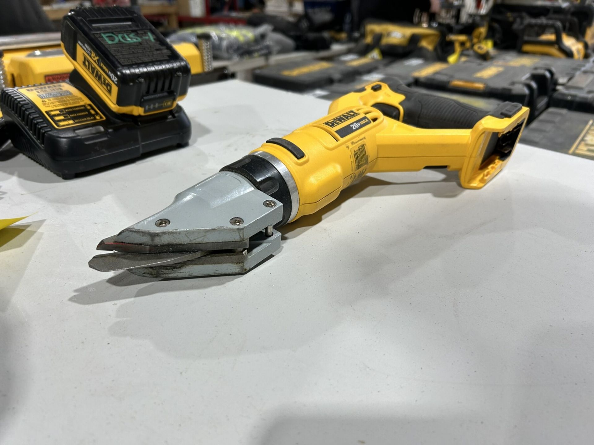 DEWALT CORDLESS 14 GA. SHEAR W/ BATTERY AND CHARGER - Image 3 of 5