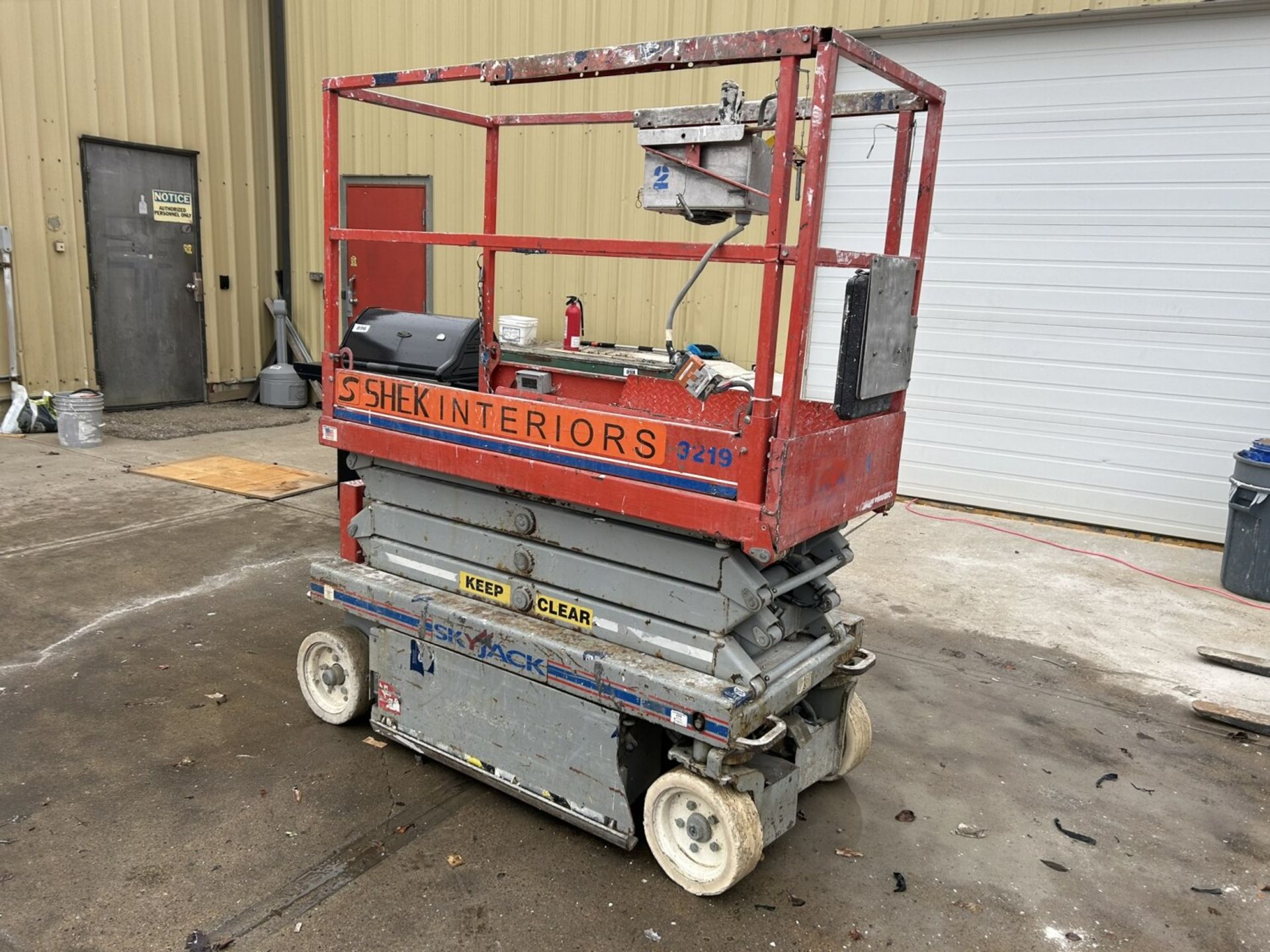 SKYJACK SJ III-3219 24V ELEC. SCISSOR LIFT, 19 FT PLATFORM HEIGHT, SOLID TIRE, S/N 257115