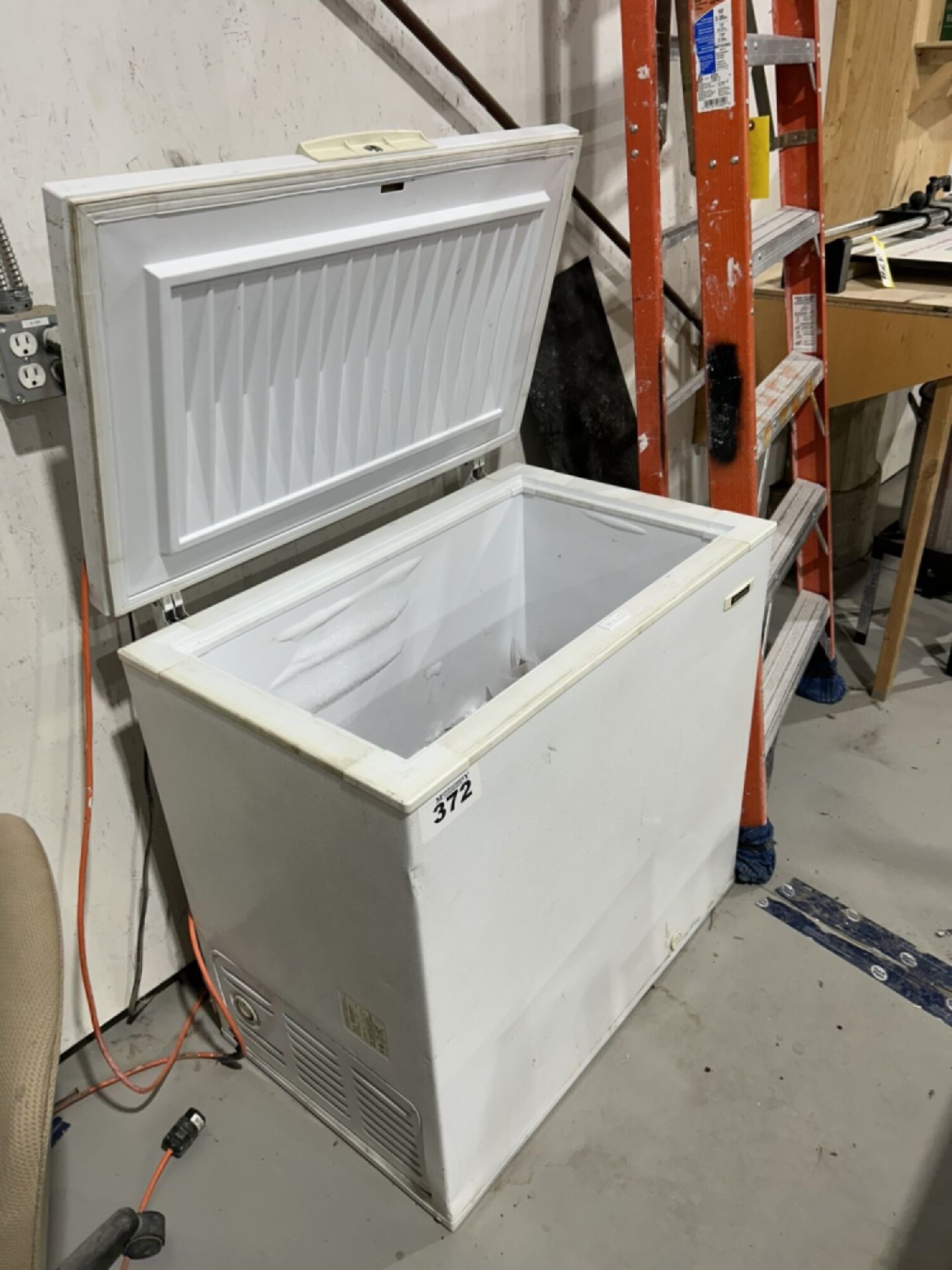 FRIGIDAIRE CHEST DEEP FREEZE 35"X24"X34"H (CONTENTS NOT INCLUDED) - Image 4 of 4