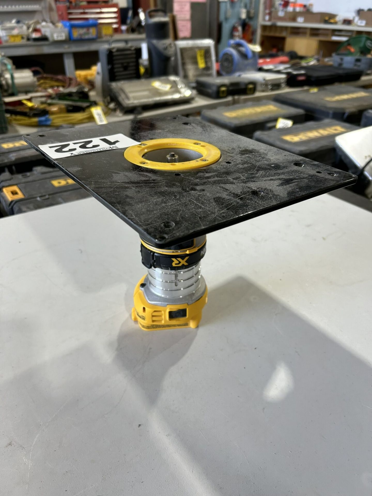 DEWALT CORDLESS COMPACT ROUTER W/ MOUNTING PLATE - Image 2 of 5