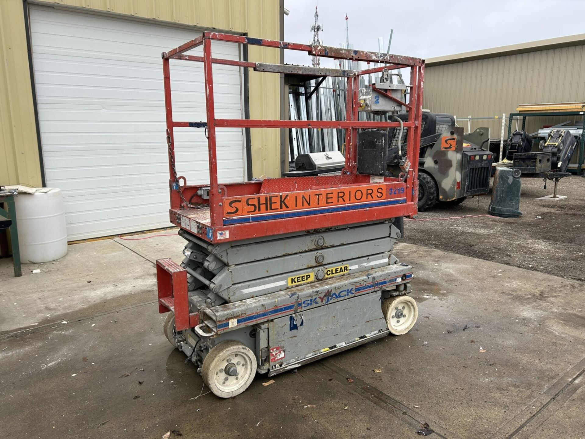 SKYJACK SJ III-3219 24V ELEC. SCISSOR LIFT, 19 FT PLATFORM HEIGHT, SOLID TIRE, S/N 257115 - Image 2 of 8