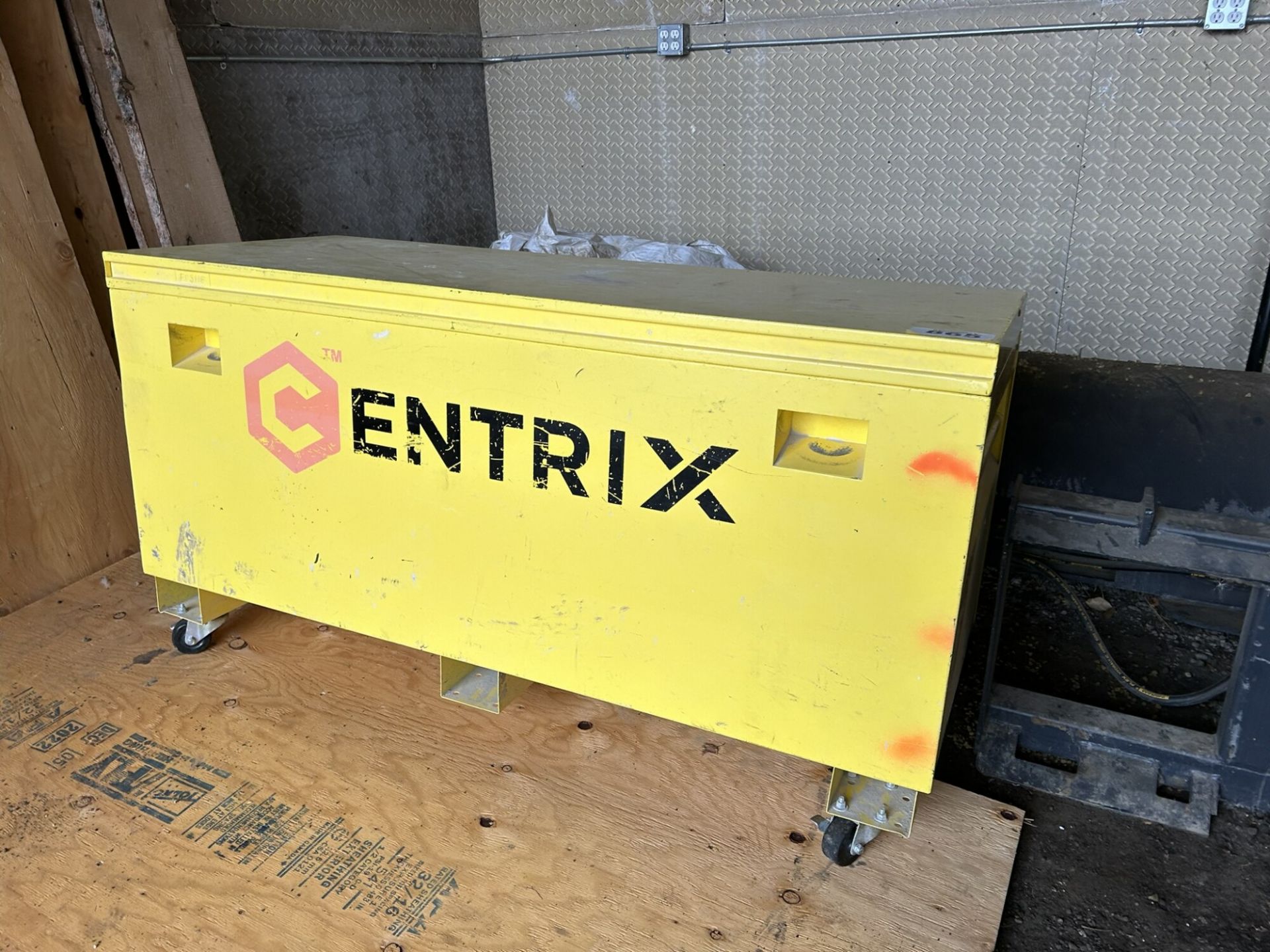 CENTIX ROLLING METAL JOB SITE TOOL BOX 60"X24"X32"H