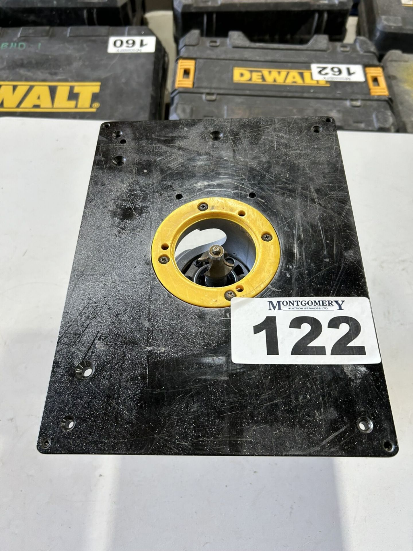 DEWALT CORDLESS COMPACT ROUTER W/ MOUNTING PLATE - Image 3 of 5