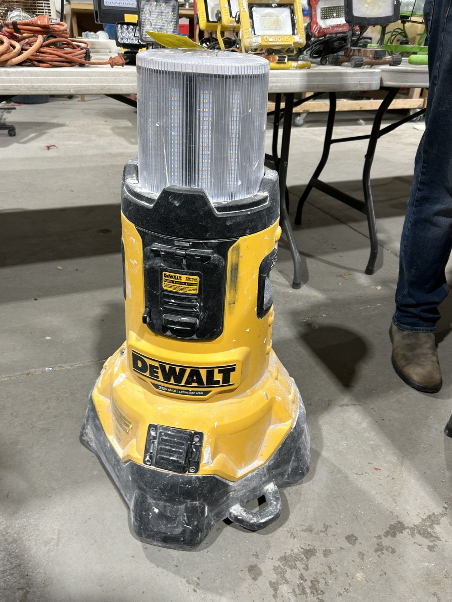 DEWALT DCL070 ELEC./CORDLESS BLUETOOTH LARGE AREA LED LIGHT W/ BUILT IN BATTERY CHARGER - Image 4 of 4