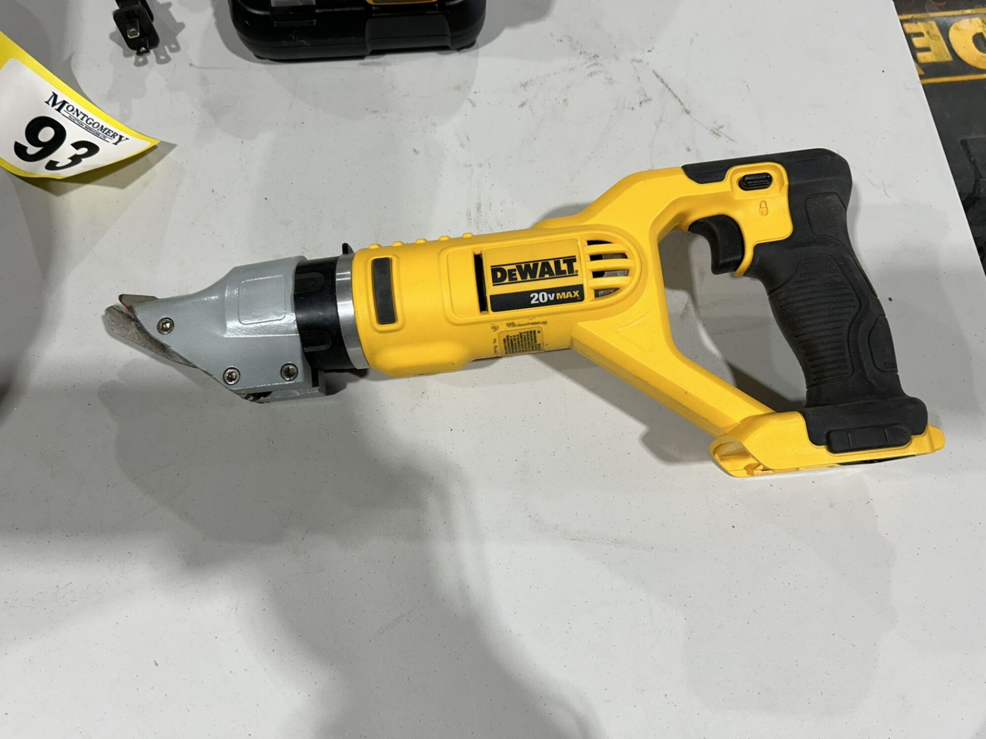 DEWALT CORDLESS 14 GA. SHEAR W/ BATTERY AND CHARGER - Image 2 of 5
