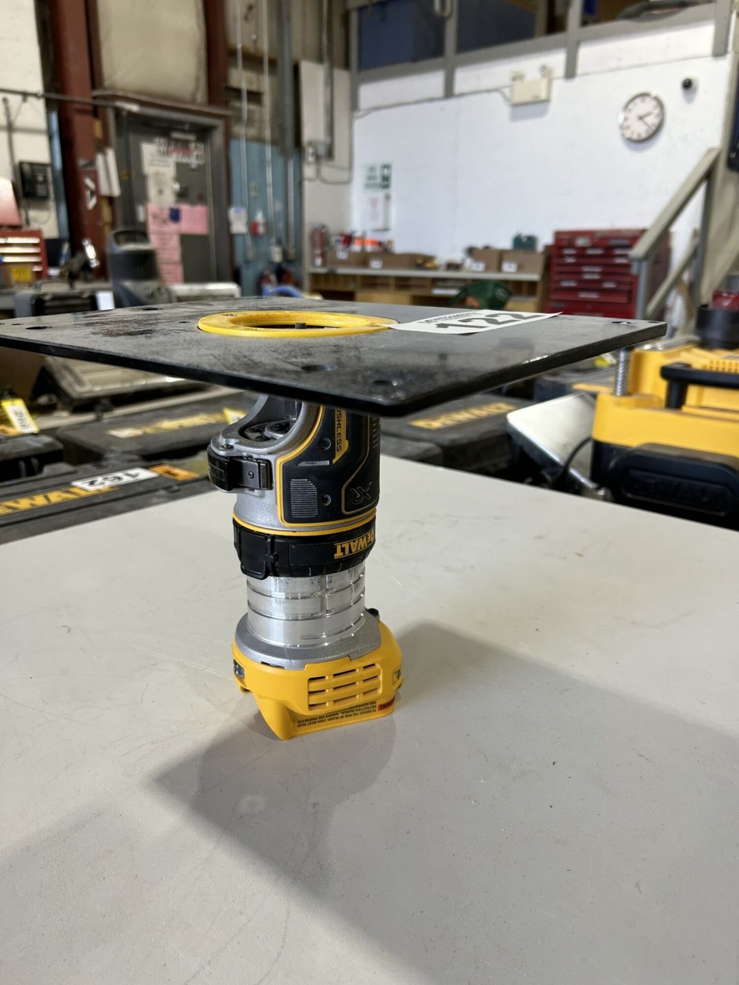 DEWALT CORDLESS COMPACT ROUTER W/ MOUNTING PLATE