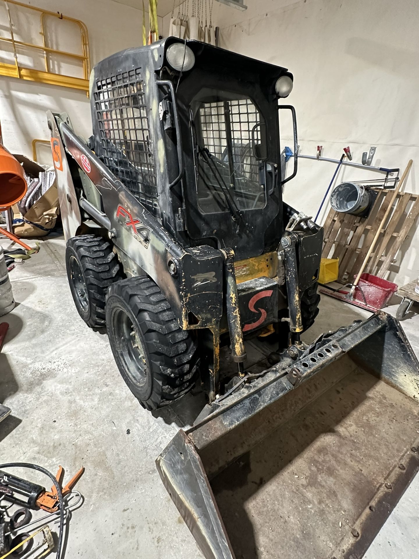 2011 MUSTANG 2041 SKID STEER, DIESEL, 820 HOURS SHOWING, W/ BUCKET S/N MMC02041A00002730 - Bild 17 aus 18