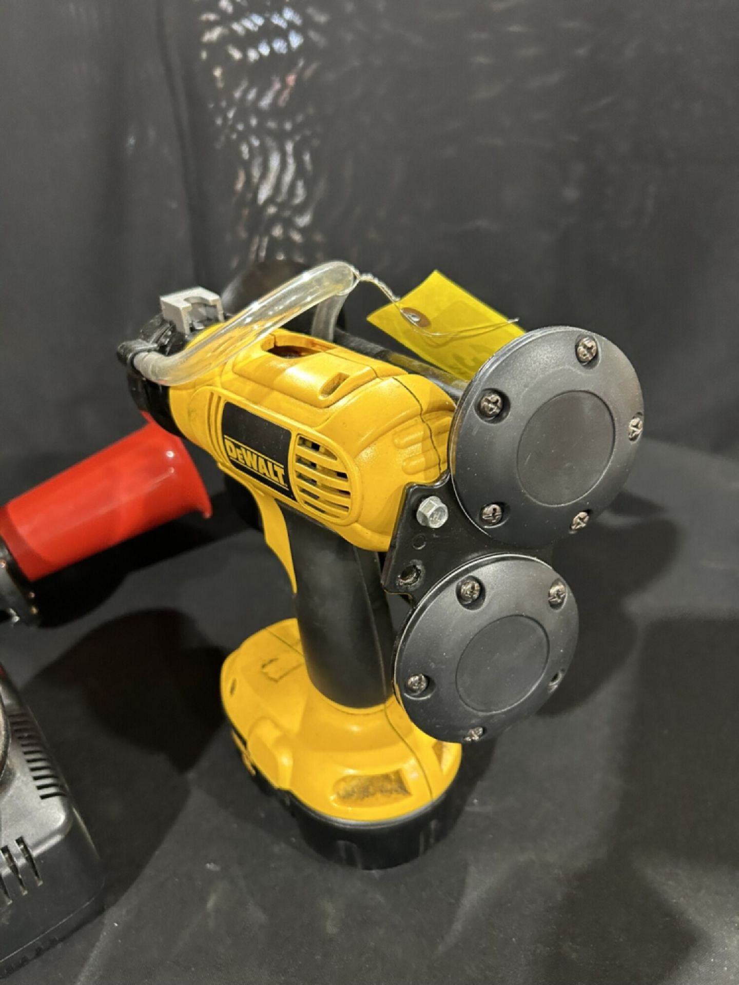 CUSTOM DEWALT CORDLESS AIR HORN W/ BATTERIES AND CHARGER - Image 3 of 4