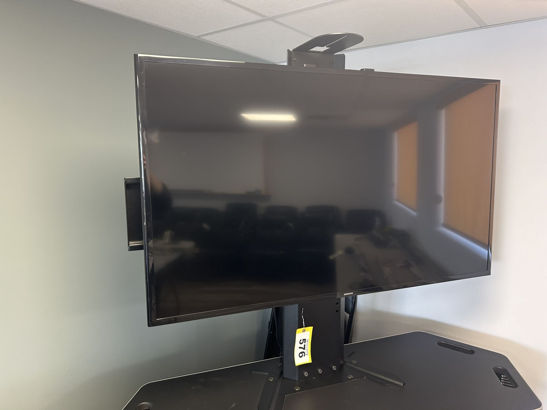 SAMSUNG 50" LED TV ON ROLLING PRESENTATION STAND - Image 3 of 8