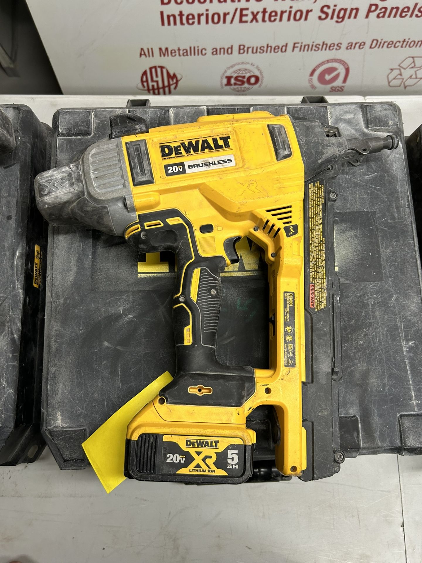 DEWALT DCN891 CORDLESS CONCRETE NAILER W/ BATTERY AND CHARGER - Image 5 of 5