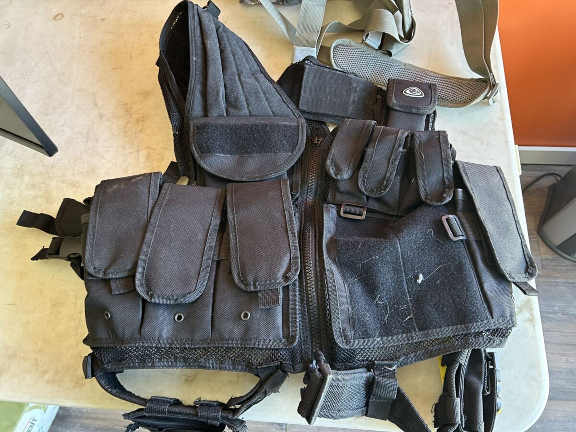 TACTICAL VEST AND CAMO CAMERA BAG - Image 4 of 6