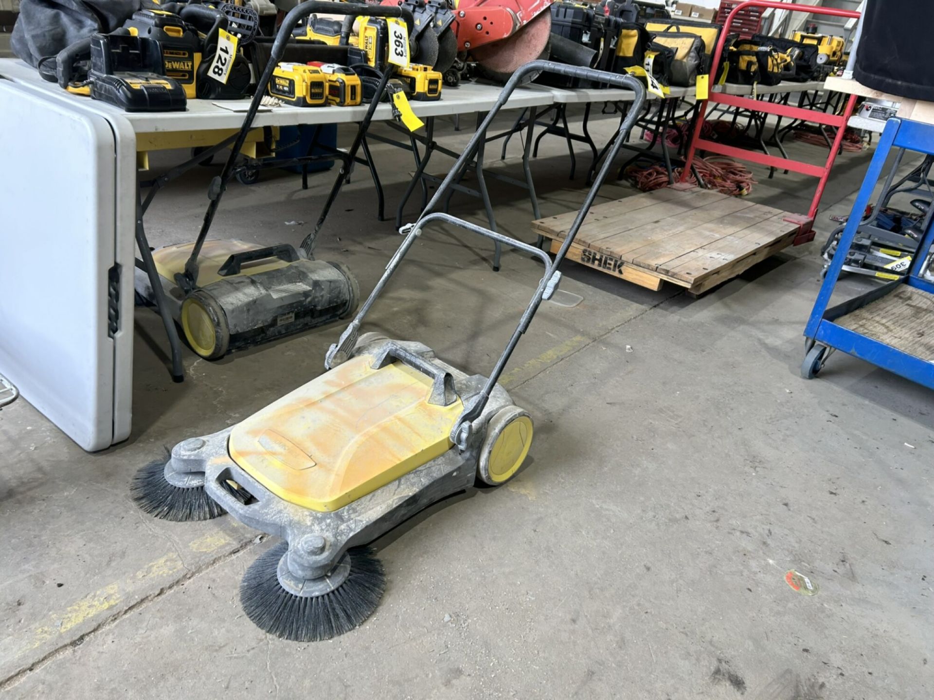 KARCHER MANUAL FLOOR SWEEPING MACHINE