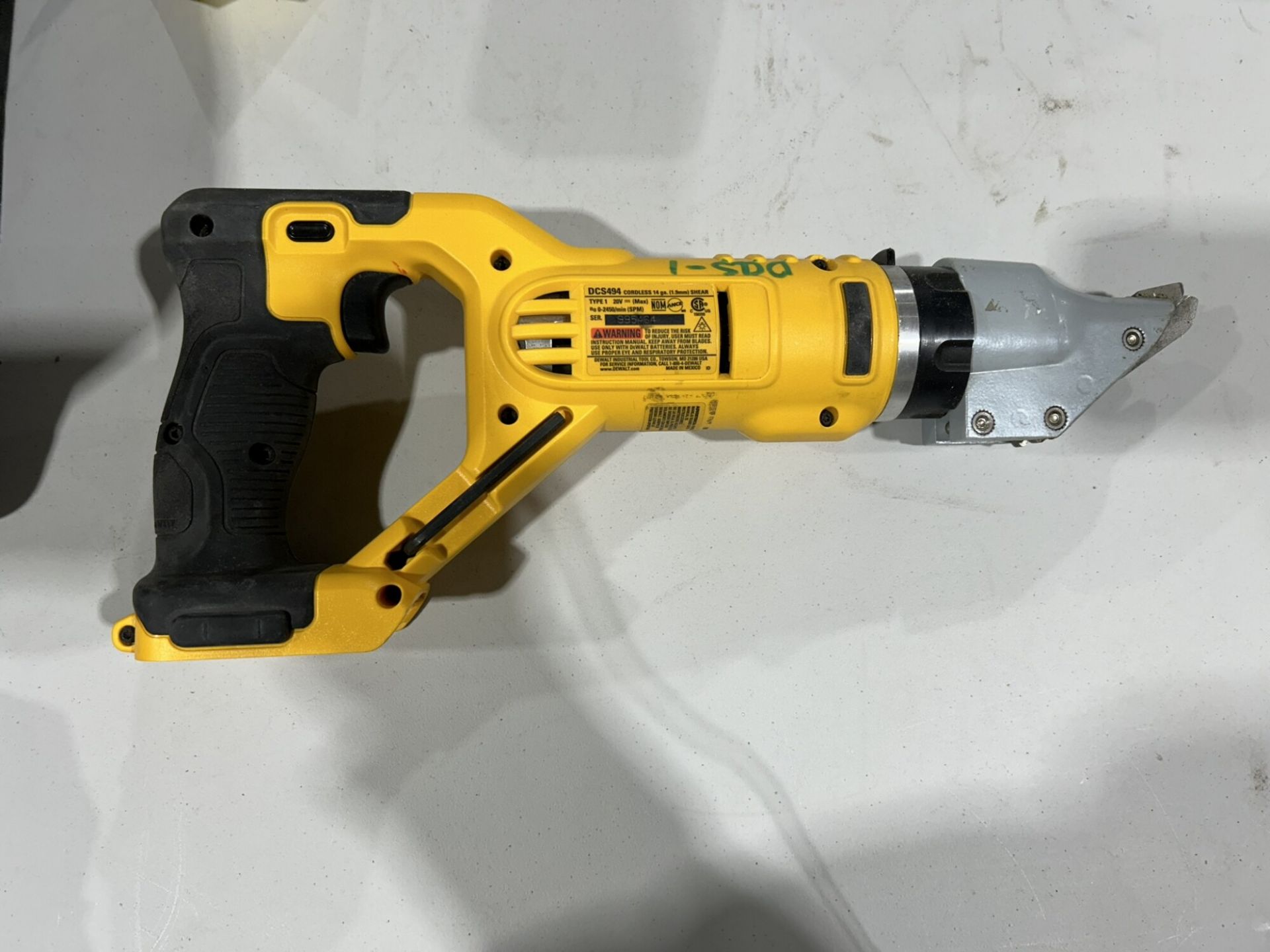 DEWALT CORDLESS 14 GA. SHEAR W/ BATTERY AND CHARGER - Image 4 of 5