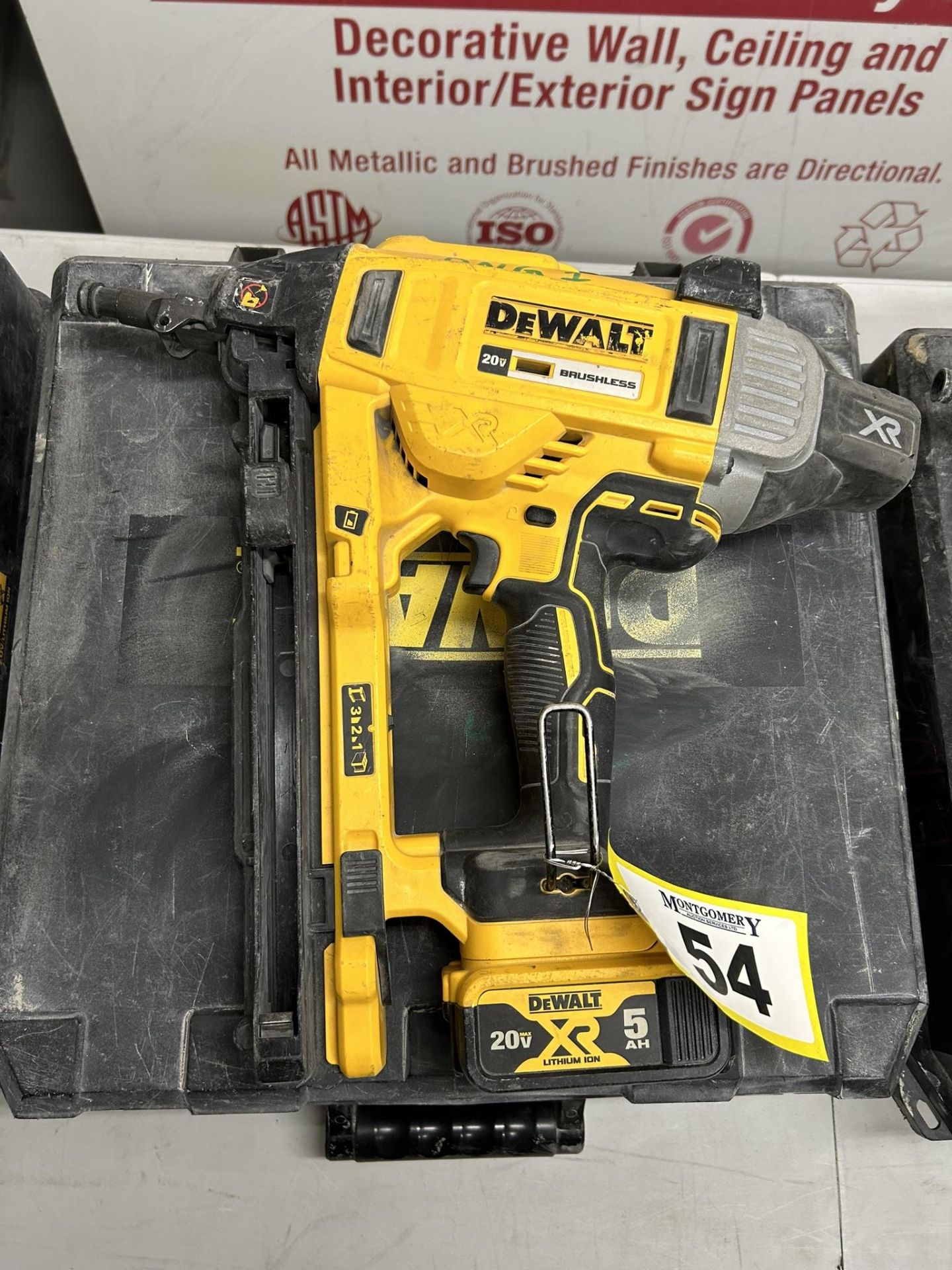 DEWALT DCN891 CORDLESS CONCRETE NAILER W/ BATTERY AND CHARGER