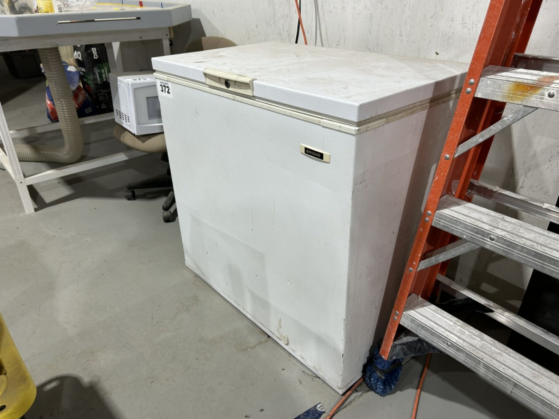 FRIGIDAIRE CHEST DEEP FREEZE 35"X24"X34"H (CONTENTS NOT INCLUDED) - Image 2 of 4